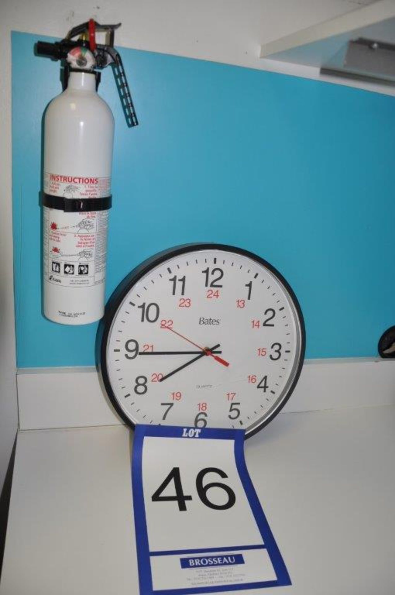 Lot: wall clock & extinguisher / Horloge et extincteur