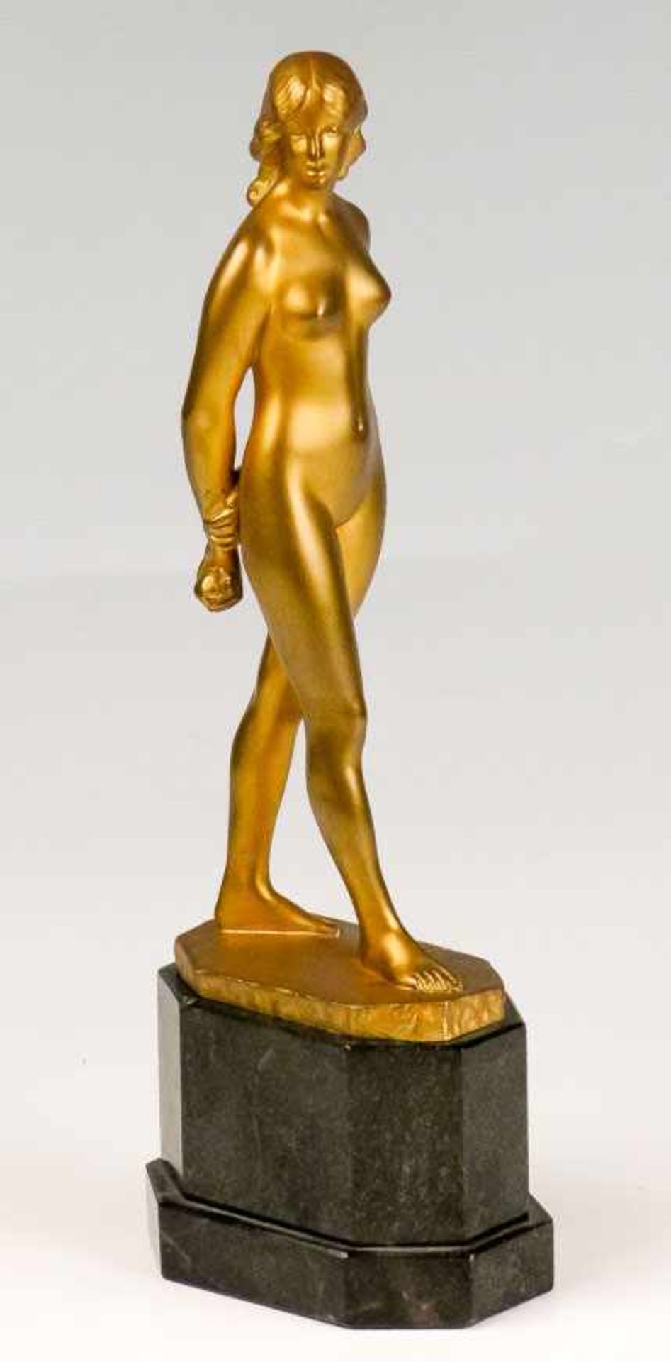 Seffner, Carl (1861-1932) Eva. Weiblicher stehender Akt mit Apfel. Bronze, golden patiniert. Auf der