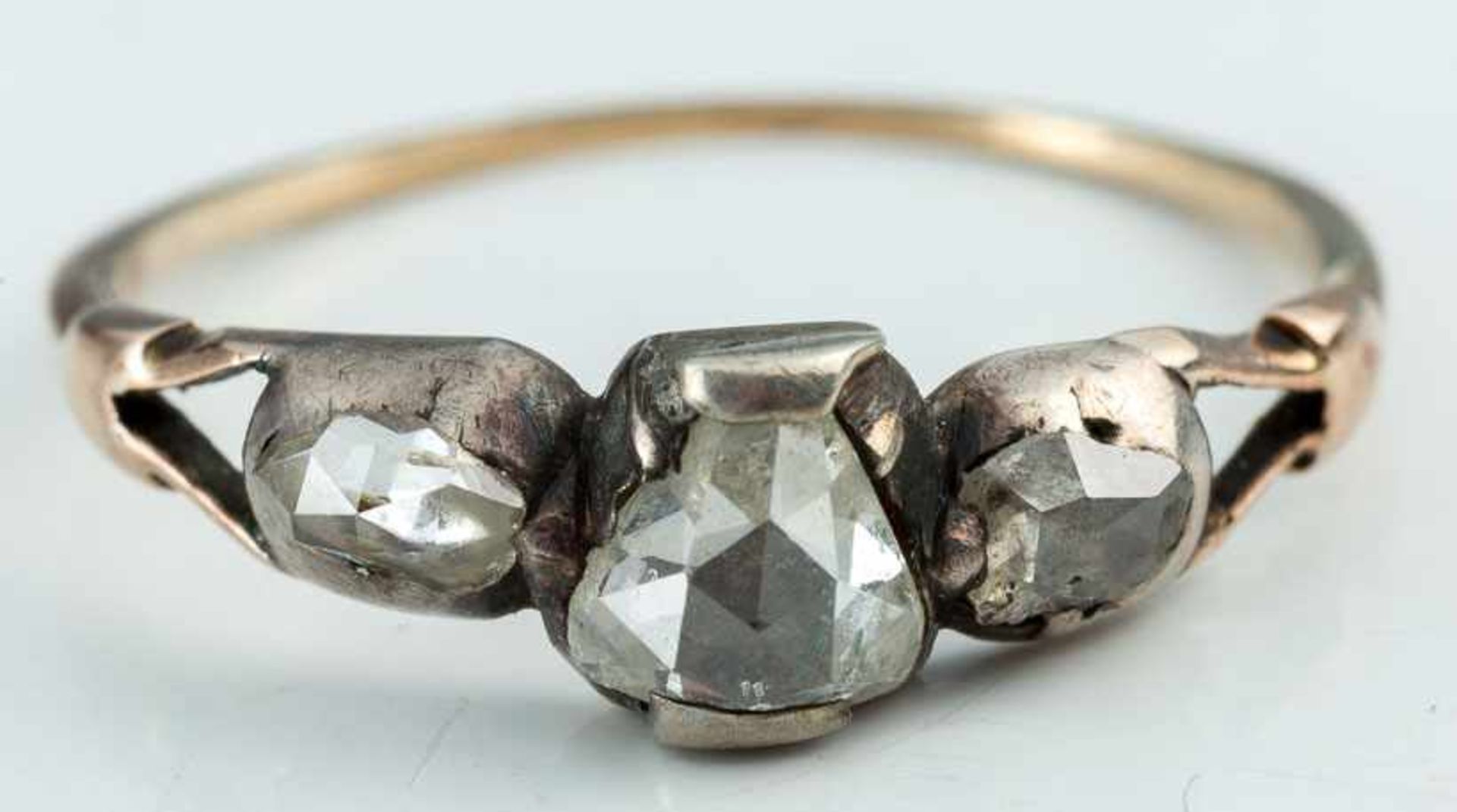 Zarter Diamantring. Silber und Gold. Ausgefasst mit Diamanttropfen in Rosenschliff und 2