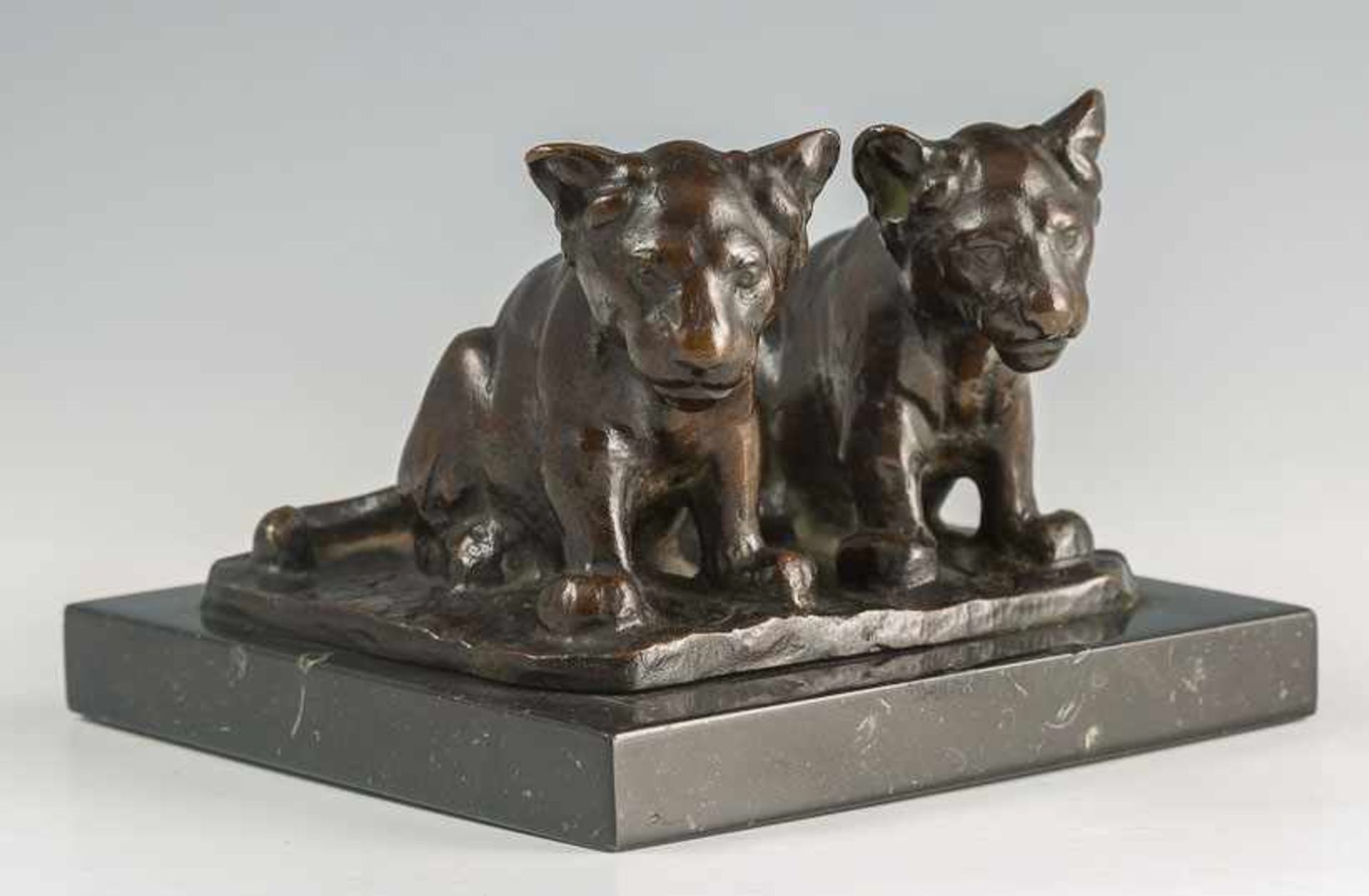 Gaul, August (1869-1921) Zwei kleine Löwen. Entwurf um 1898. Bronze, braun patiniert. An der Plinthe