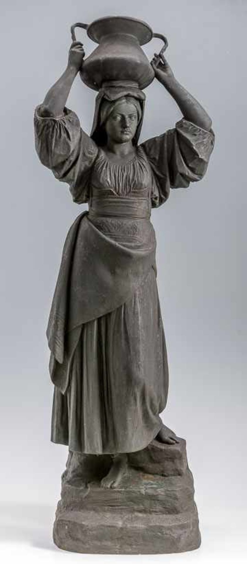 Sussmann-Hellborn, Louis (1828-1908) Wasserträgerin. Bronze mit einer dunklen verwitterten Patina.