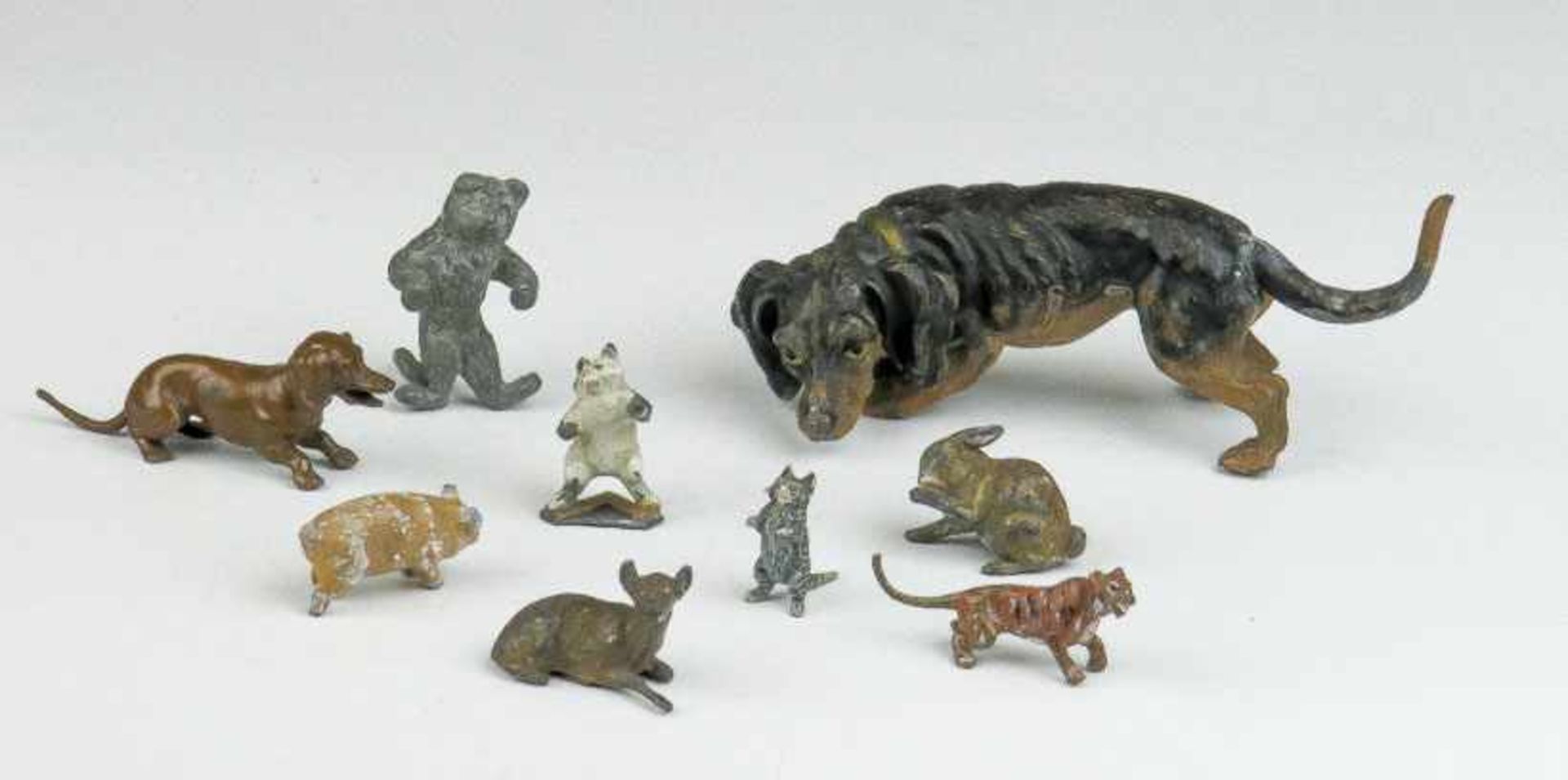 Wiener Bronze ---. Neun verschiedene Tiere. Dackel, Katzen, Tiger, Schwein, Hase und Reh. Bronze,