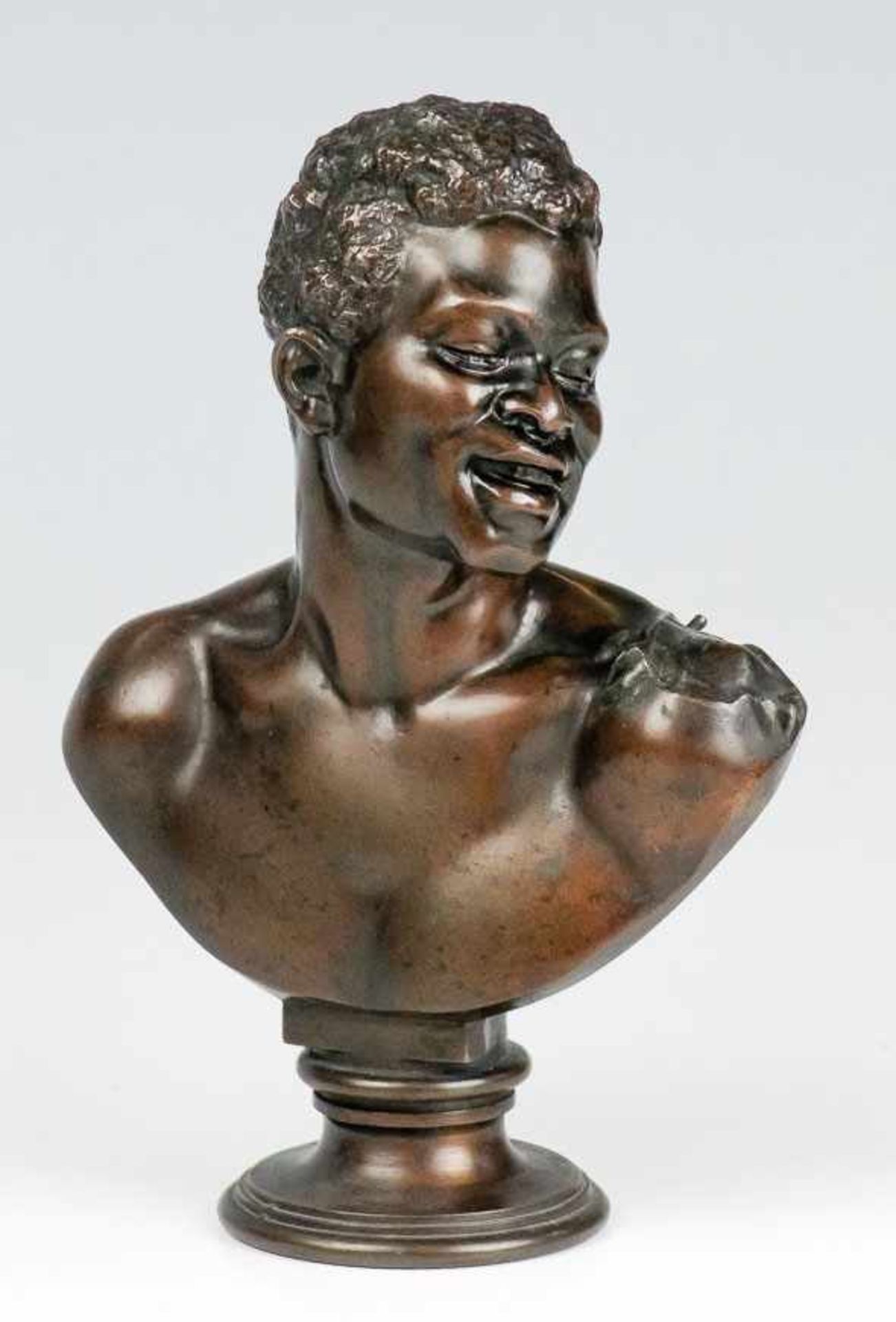 Encke, Erdmann (1843-1896) Büste eines lachenden Afrikaners. Zinkguss, braun patiniert. Papagei