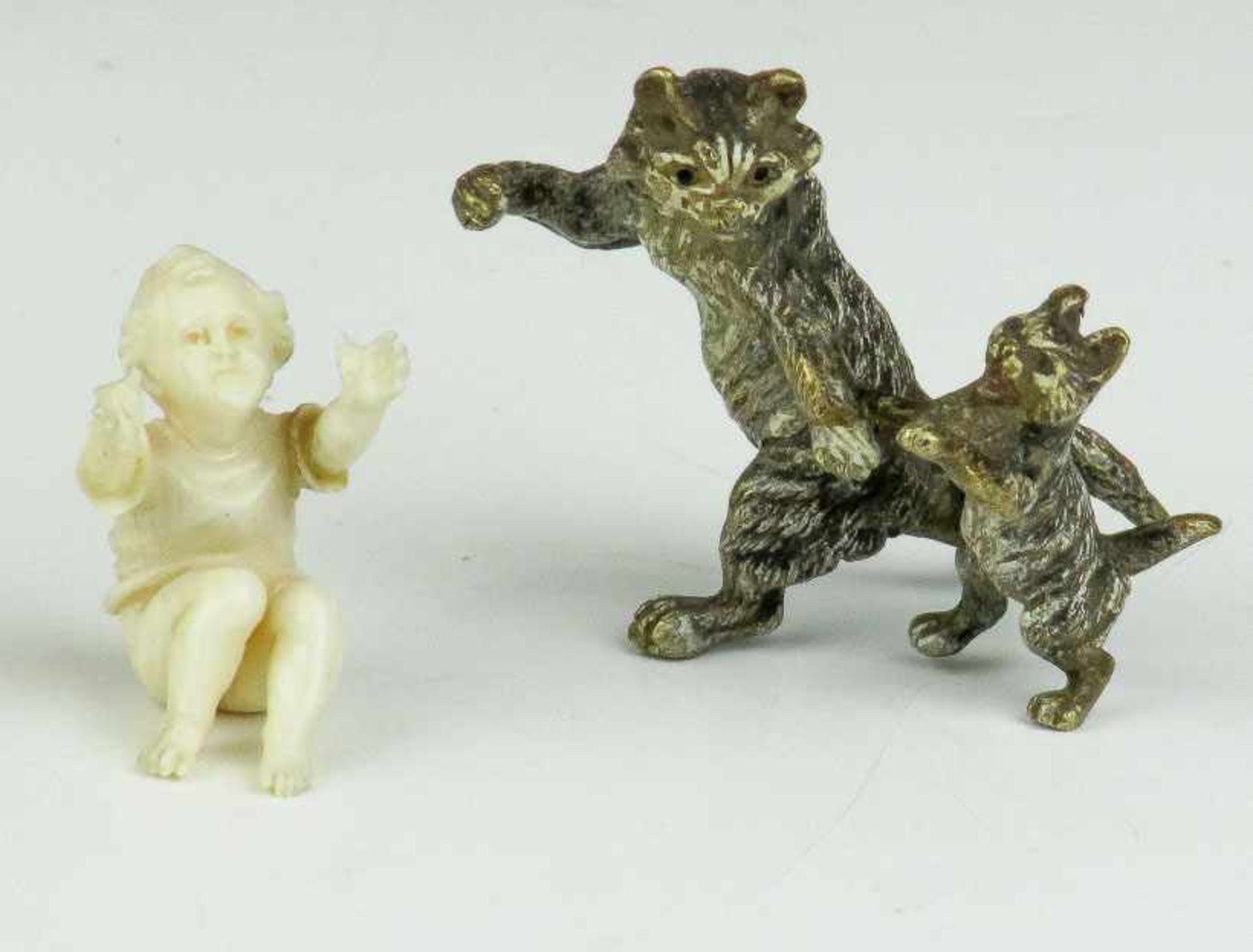 Wiener Bronze ---. Handhaltende Katzen. Und: Sitzendes Kind mit gestreckten Armen. Elfenbein. H. ca.