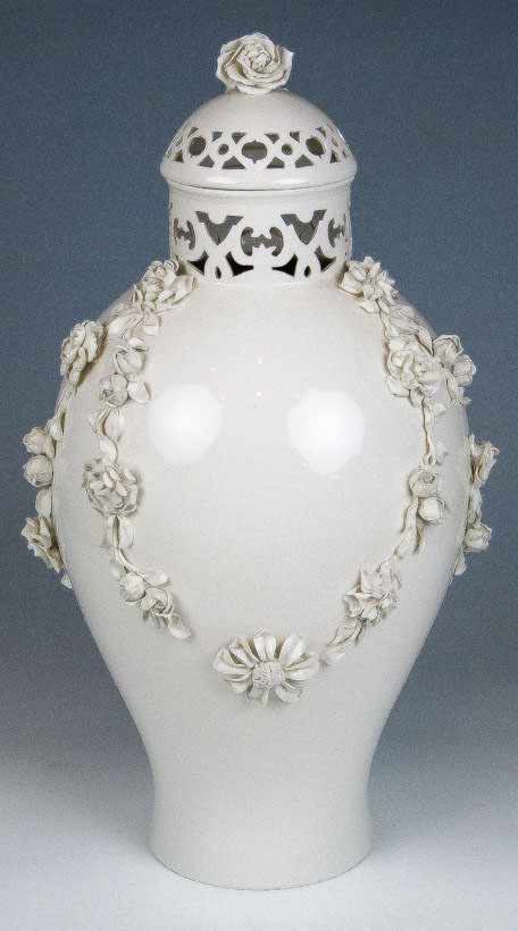Potpourri-Vase. Weiß. Balusterform mit plastisch aufgelegten Blütengehängen. Hals u. Deckelrand