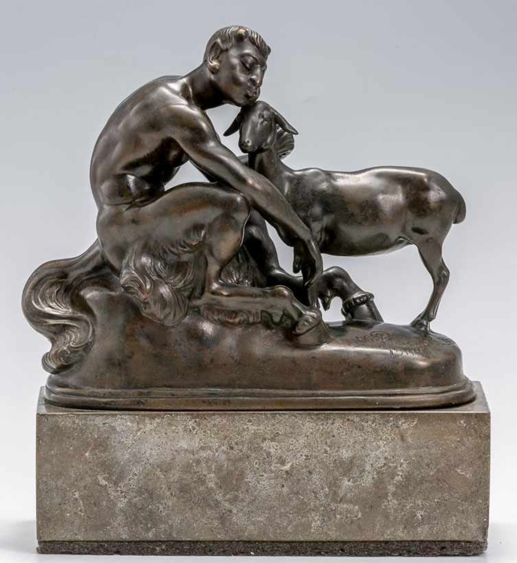 Placzek, Otto (1884-1968) Der Hirtengott Pan, ein Schaf liebkosend. Bronze, dunkel patiniert. An der