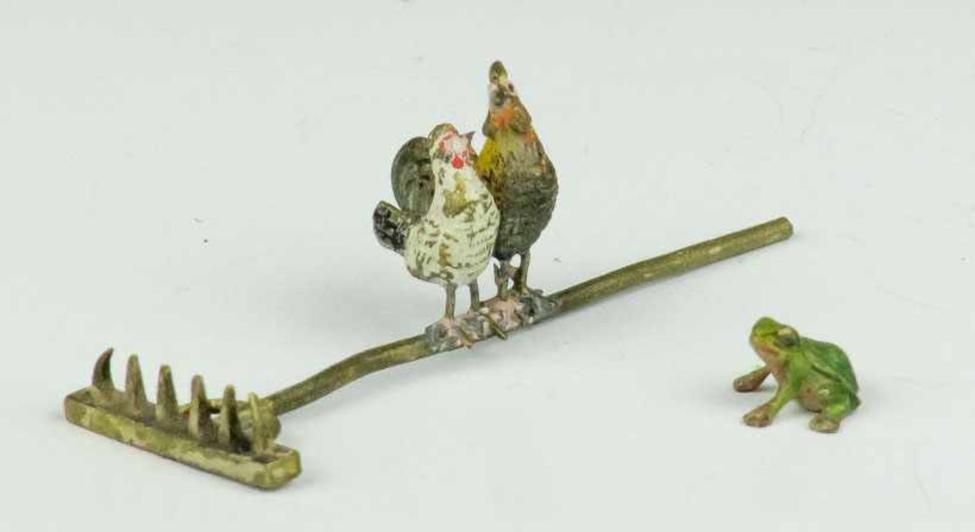Wiener Bronze ---. Zwei Hühner auf einem Rechen sitzend. Und: Miniaturfrosch. Bronze, naturalistisch