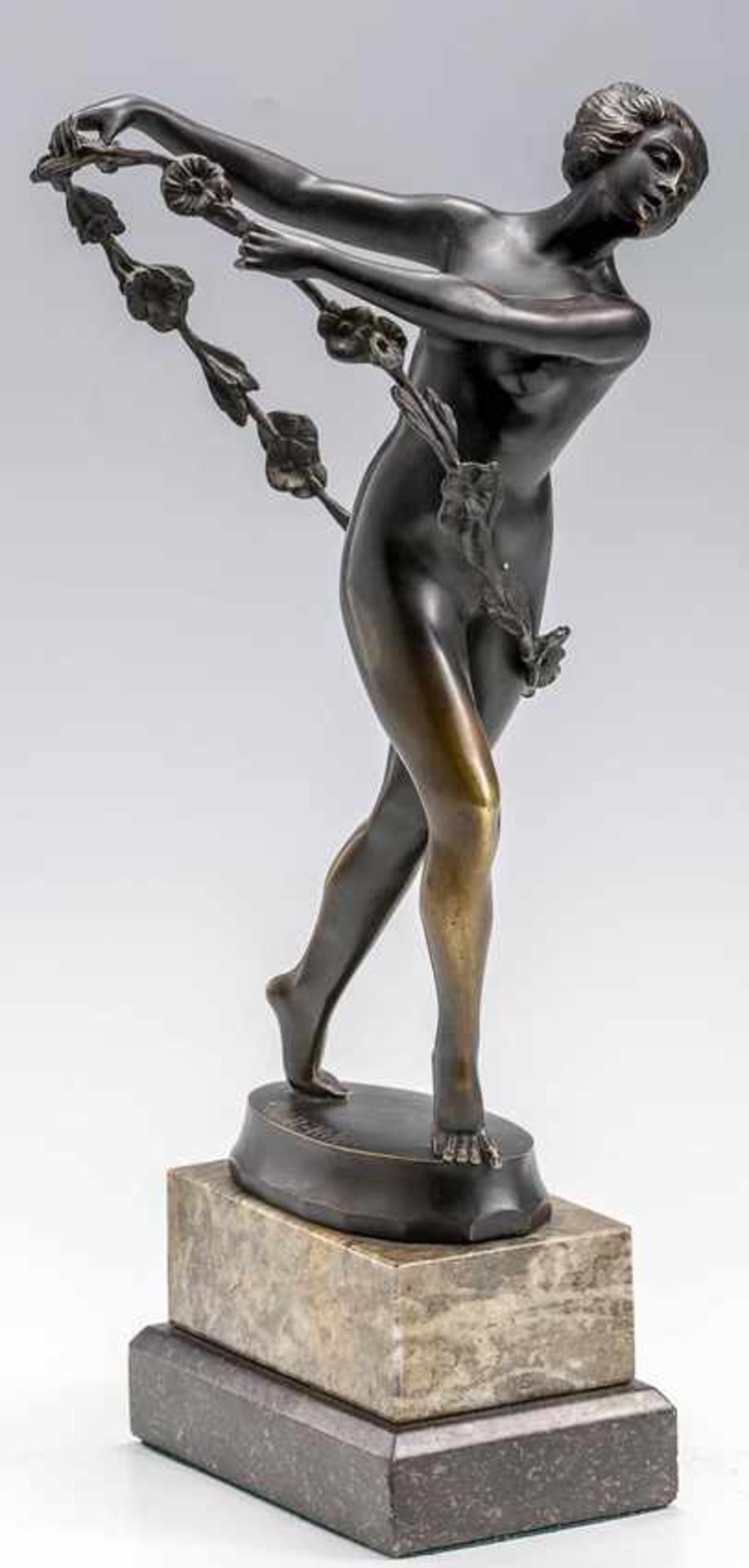 Schmidt-Hofer, Otto (1873-1925) Weiblicher Akt mit Blumenkranz. Bronze, dunkel patiniert. An der