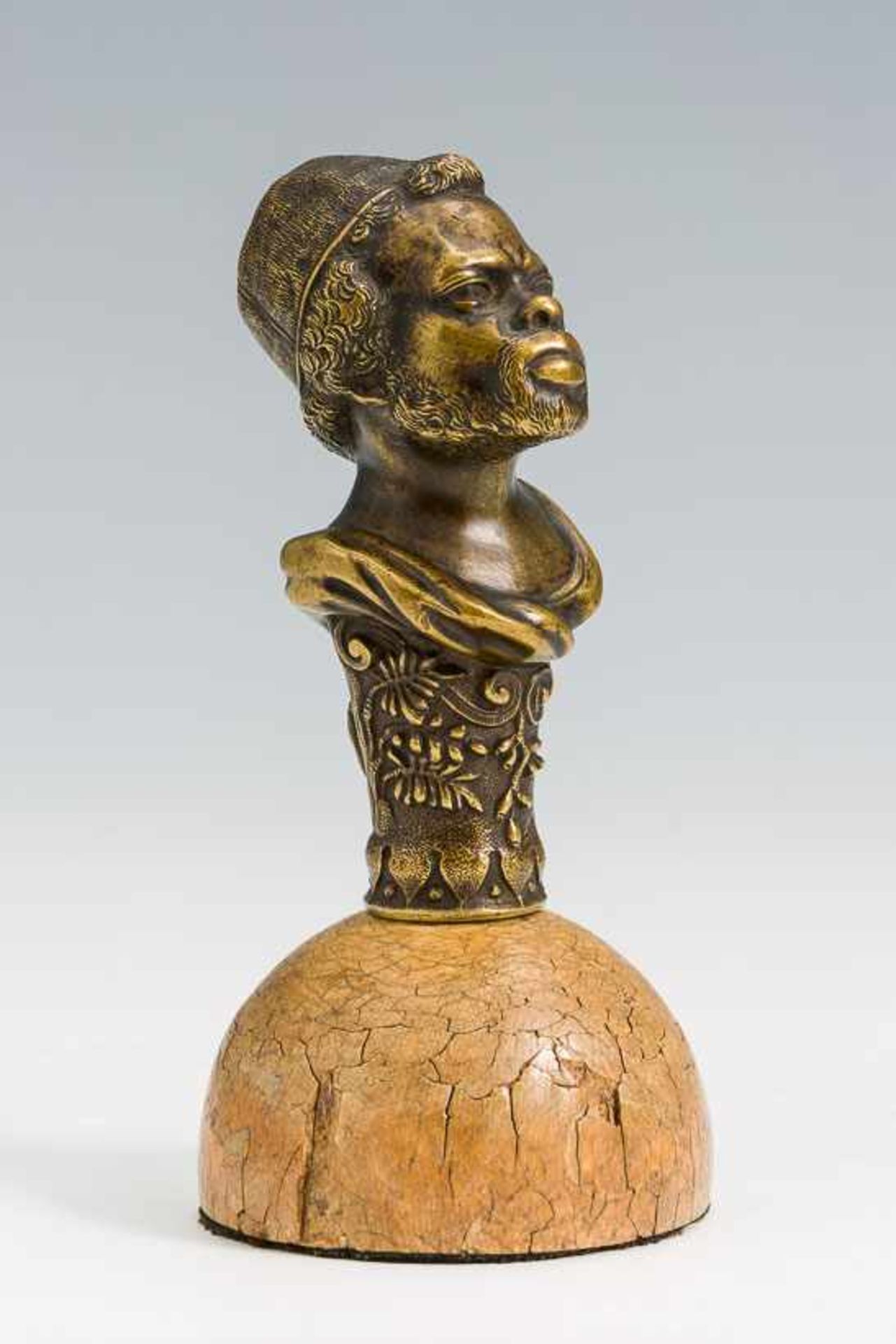 Unbekannter Bildhauer (19. Jh.) Bildnis eines Afrikaners. Bronze, braun patiniert. Auf einer