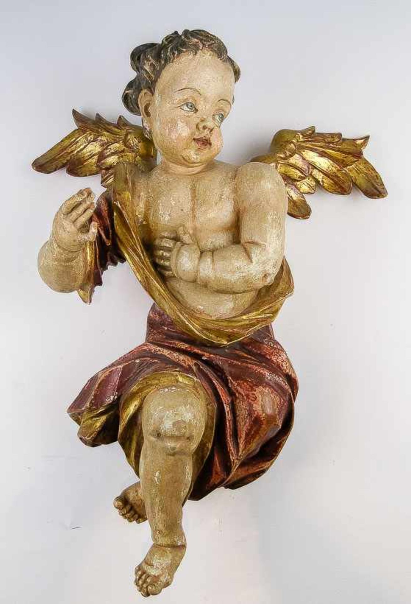 Barocker Engel. Holz, farbig gefasst. Flügel und Gewand teils vergoldet. H. 55 cm. (56410)