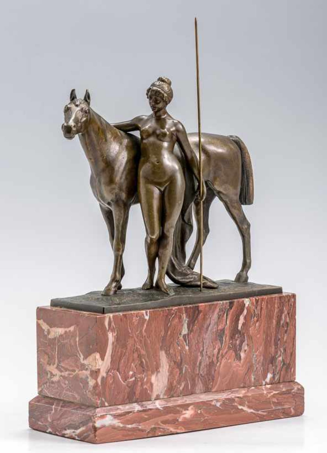Rasmussen, Otto (geb. 1845) Ghibellin. Stehende Amazone mit Pferd. Bronze, braun patiniert. An der