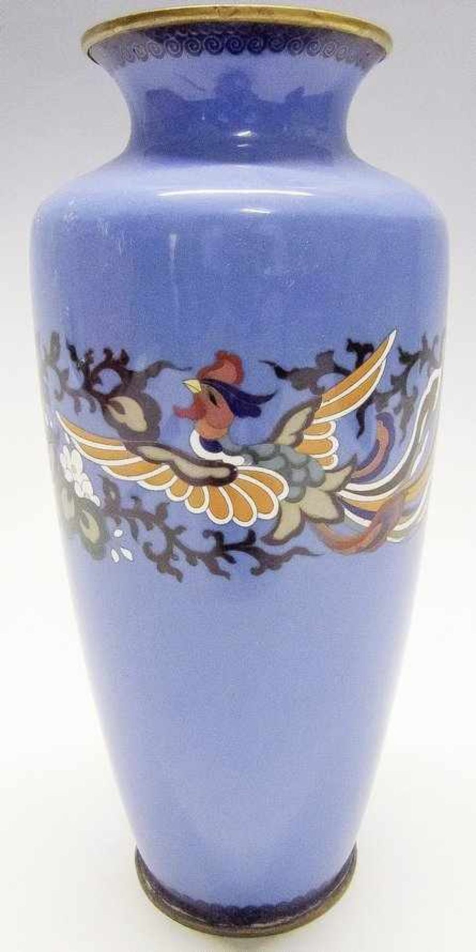 Kl., schlanke Vase. Cloisonné. Umlaufend Band aus zwei Paradiesvögel und Rankenwerk auf blauem