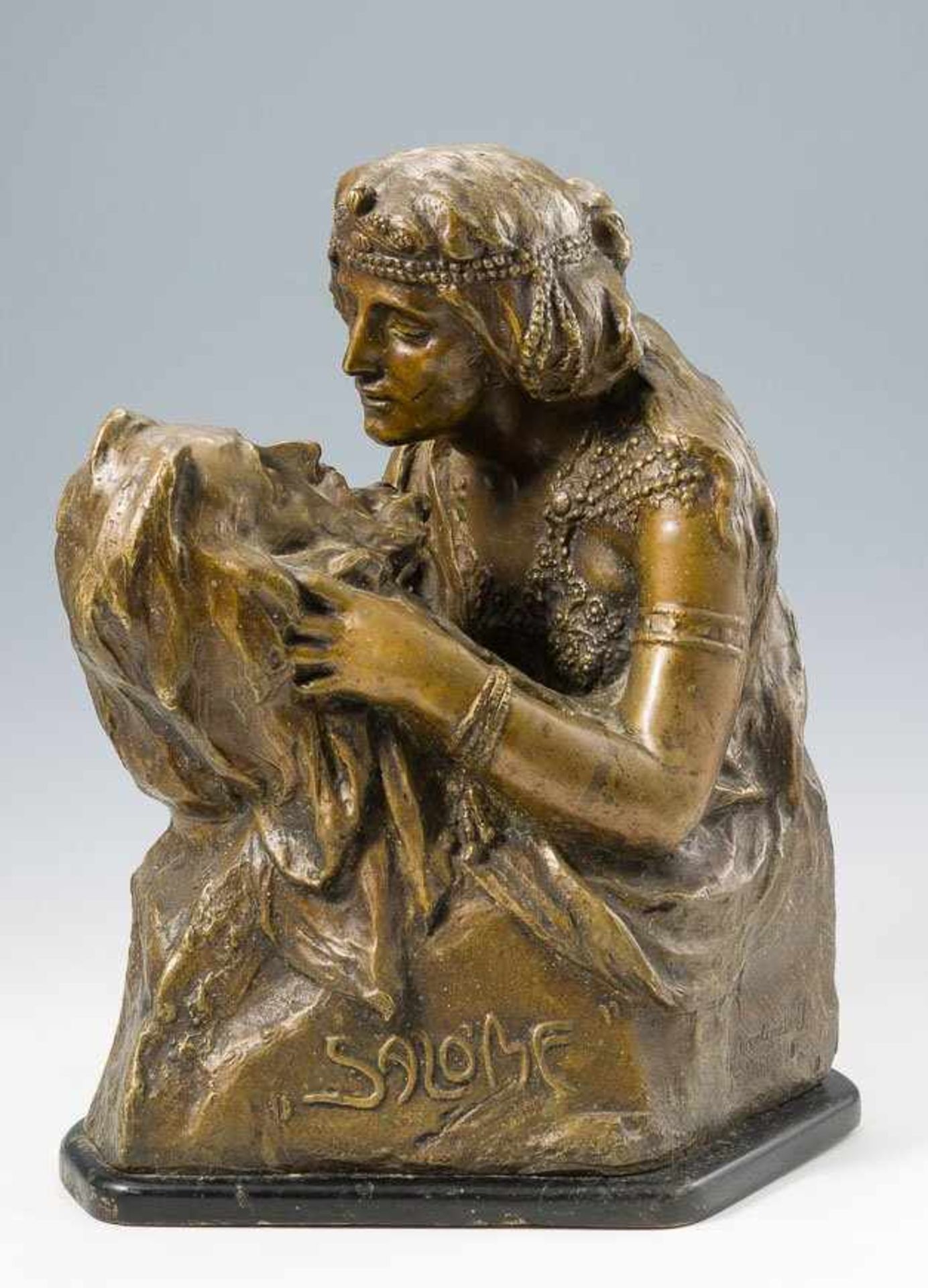 Martinelli, Jenö (Budapest 1886-1954) Salome, in den Händen das Haupt des Holofernes. Büste, aus dem