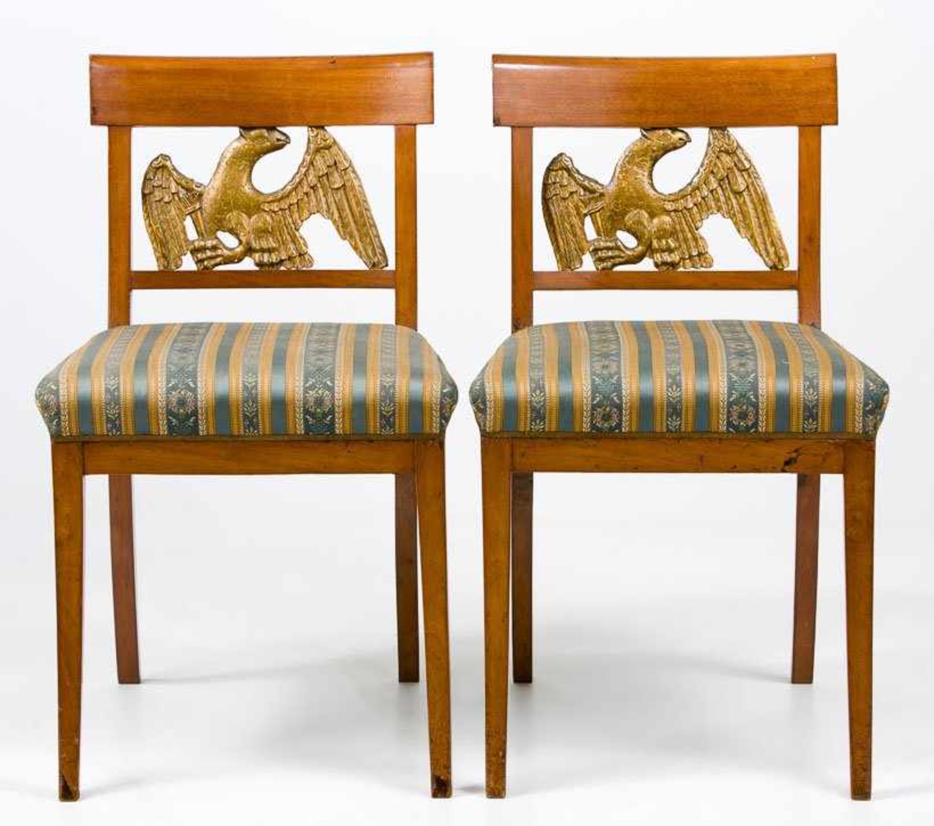 Zwei Biedermeier-Stühle. Nussbaum. Schlichtes Gestell mit vergoldeter Verstrebung in Form eines