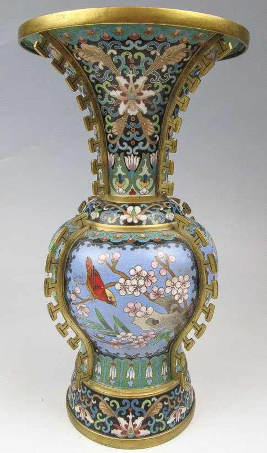 Vase mit aufgesetzten Bronzestegen. Cloisonné. Bauchig mit trompetenförmiger Mündung auf leicht