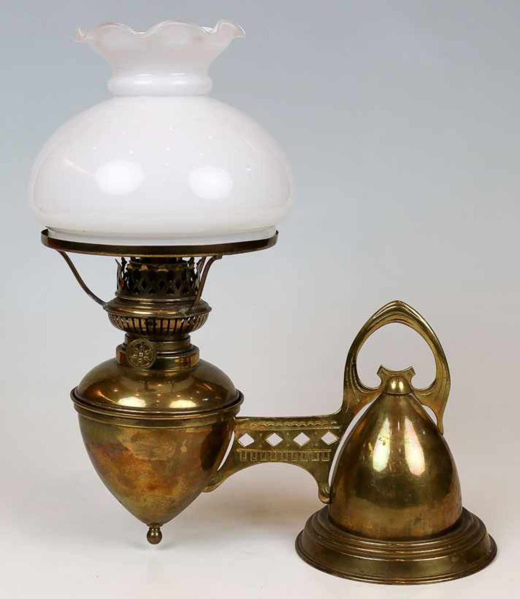 Petroleum-Studentenlampe. Jugendstil. Messing. Ovoider Stand mit durchbrochenem Arm für entsprechend