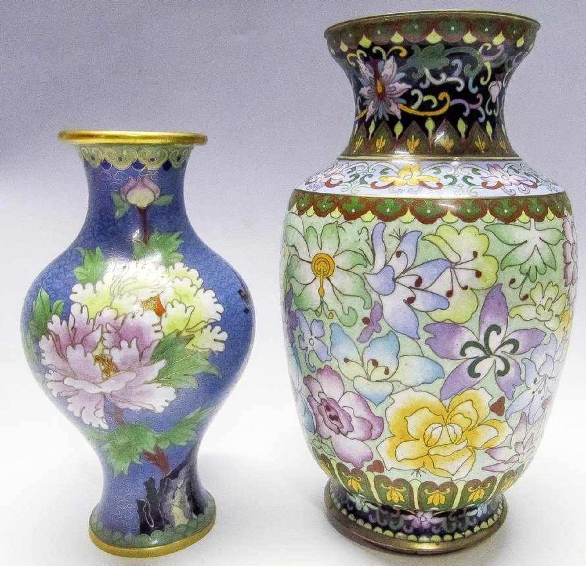 Zwei Vasen. Cloisonné. a) Leicht gebaucht. Verschiedene Blüten auf hellgrünem Grund, gerahmt von