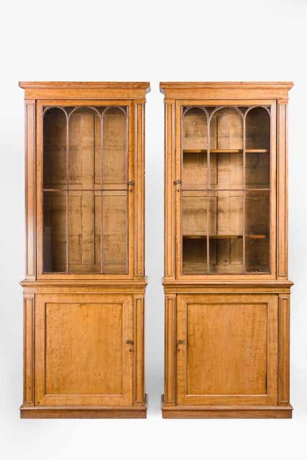 Ein Paar Regency-Bookcases. Mahagoni. Hochrechteckiger Korpus mit seitlichen, gerippten