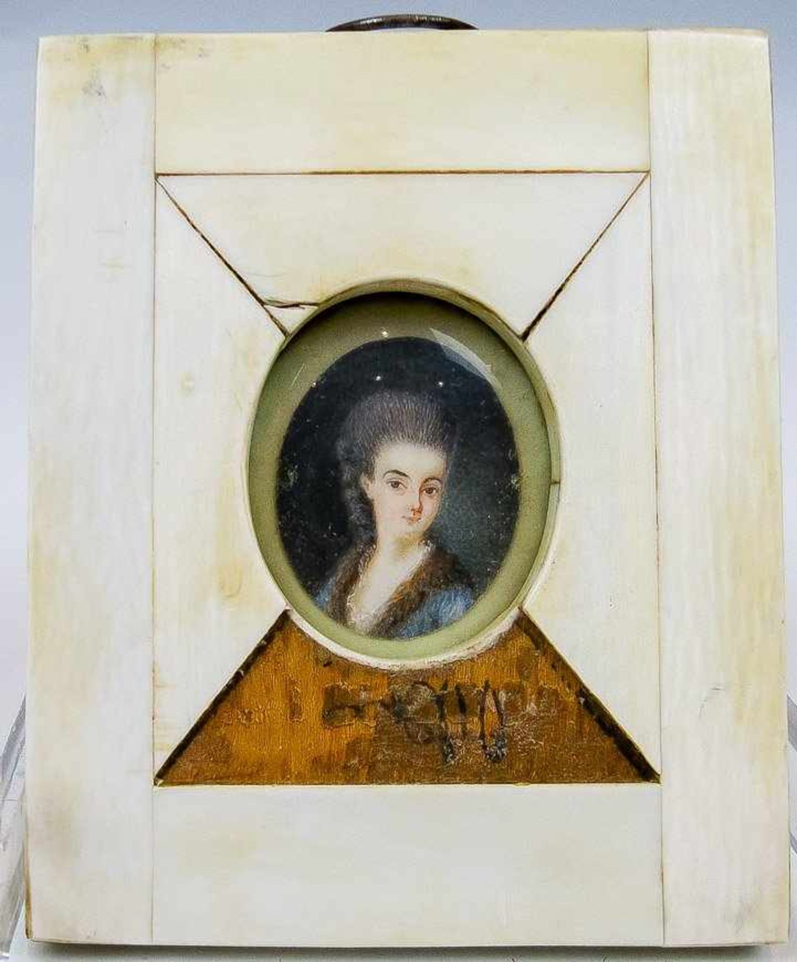 Miniaturist (E. 18. Jh.) Dame mit grau gepudertem Haar und pelzverbrämtem Negligé. Oval. D. 3×2,8