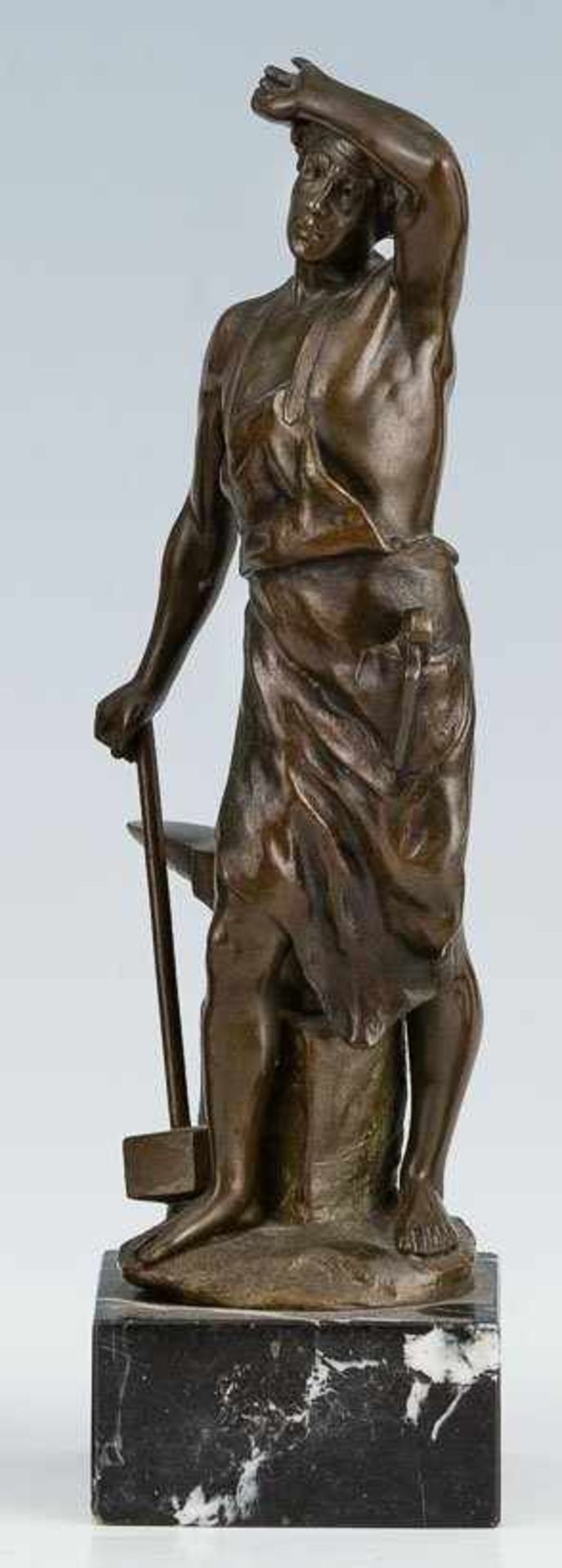 Kowalczewski, Paul-Ludwig (1865-1910) Schmied, sich auf den Hammer stützend. Bronze, dunkel