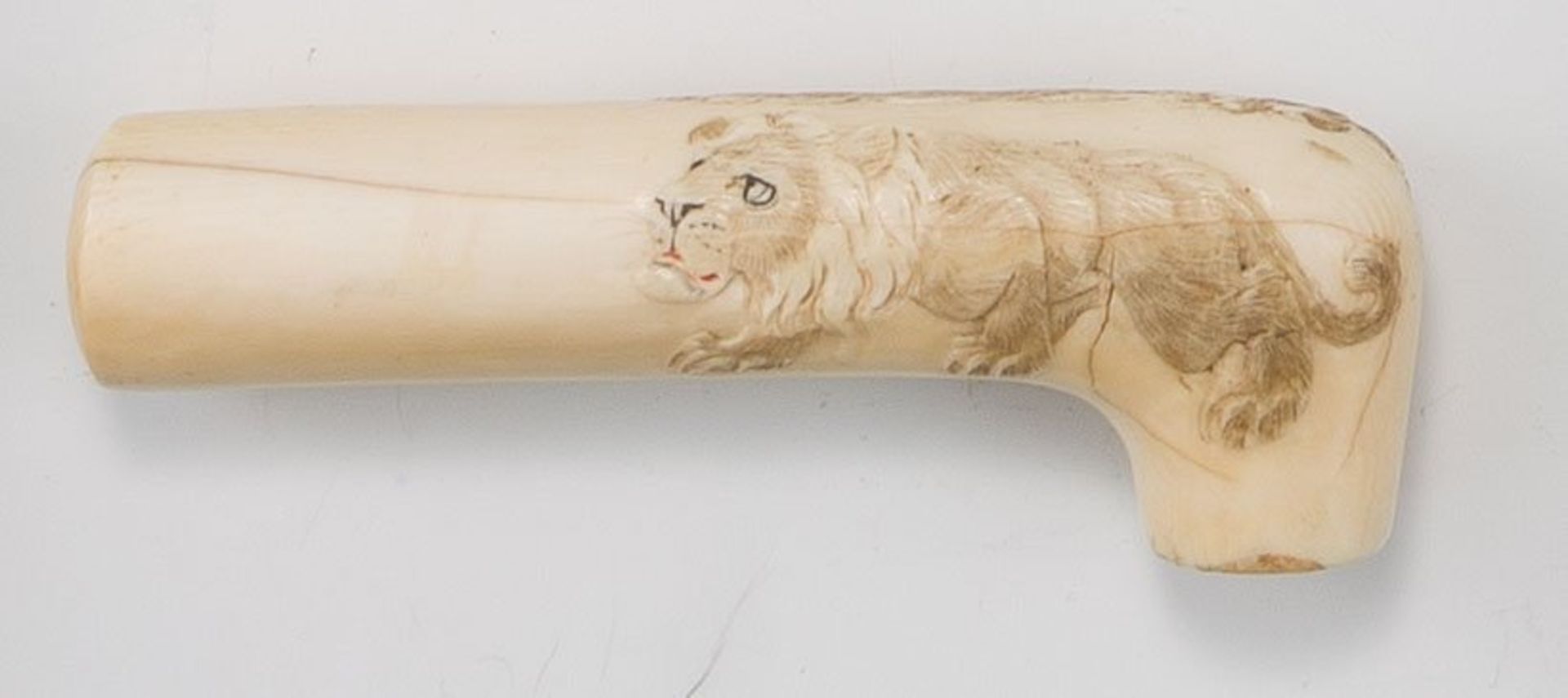 Japanischer Stockgriff. Rechtwinkelig, geschnitzt mit zwei erhabenen Löwen. Elfenbein, farbig