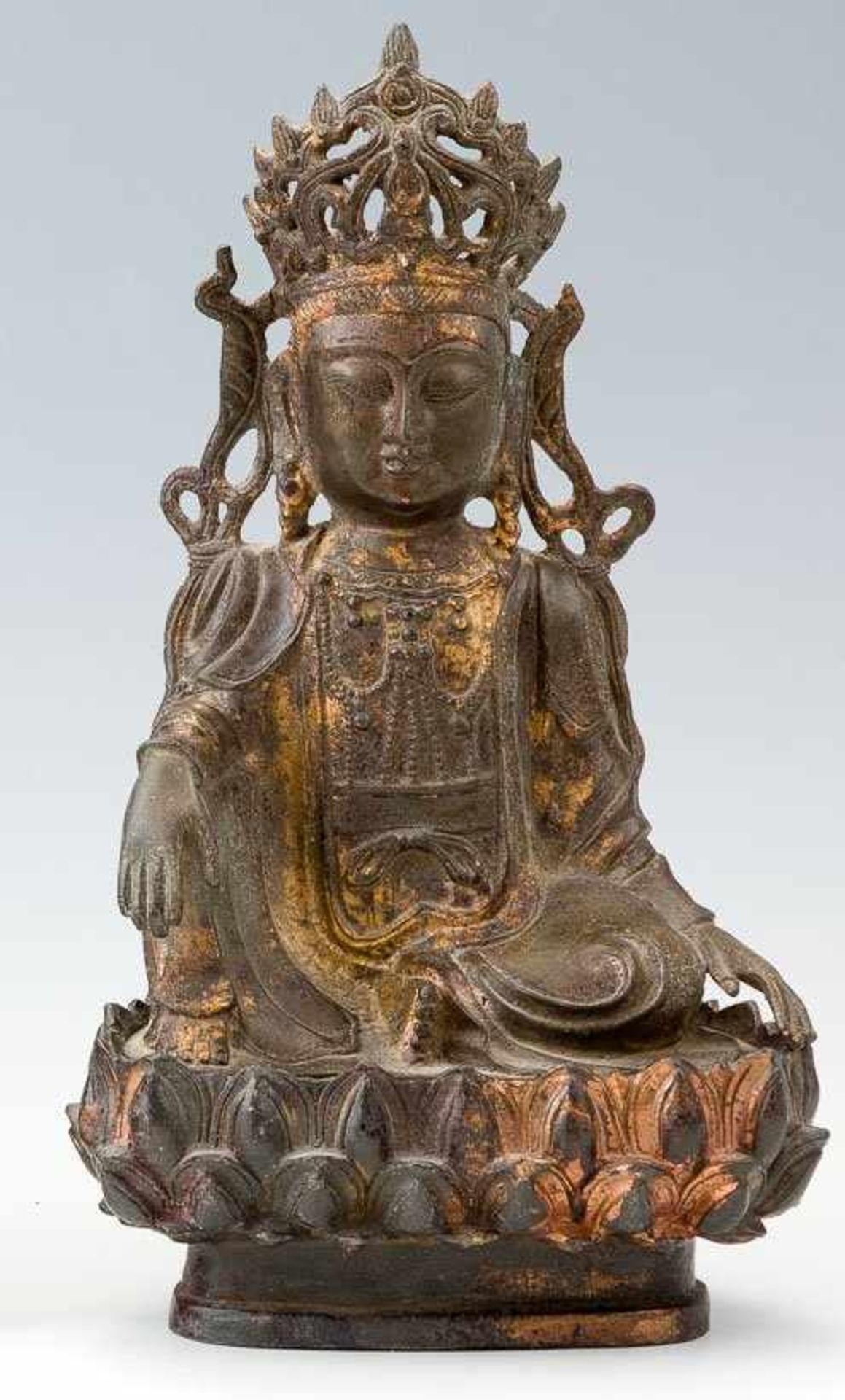 Guanyin auf separatem Lotosthron mit erhöhtem Stand. Bronze, mit Resten von Vergoldung. In