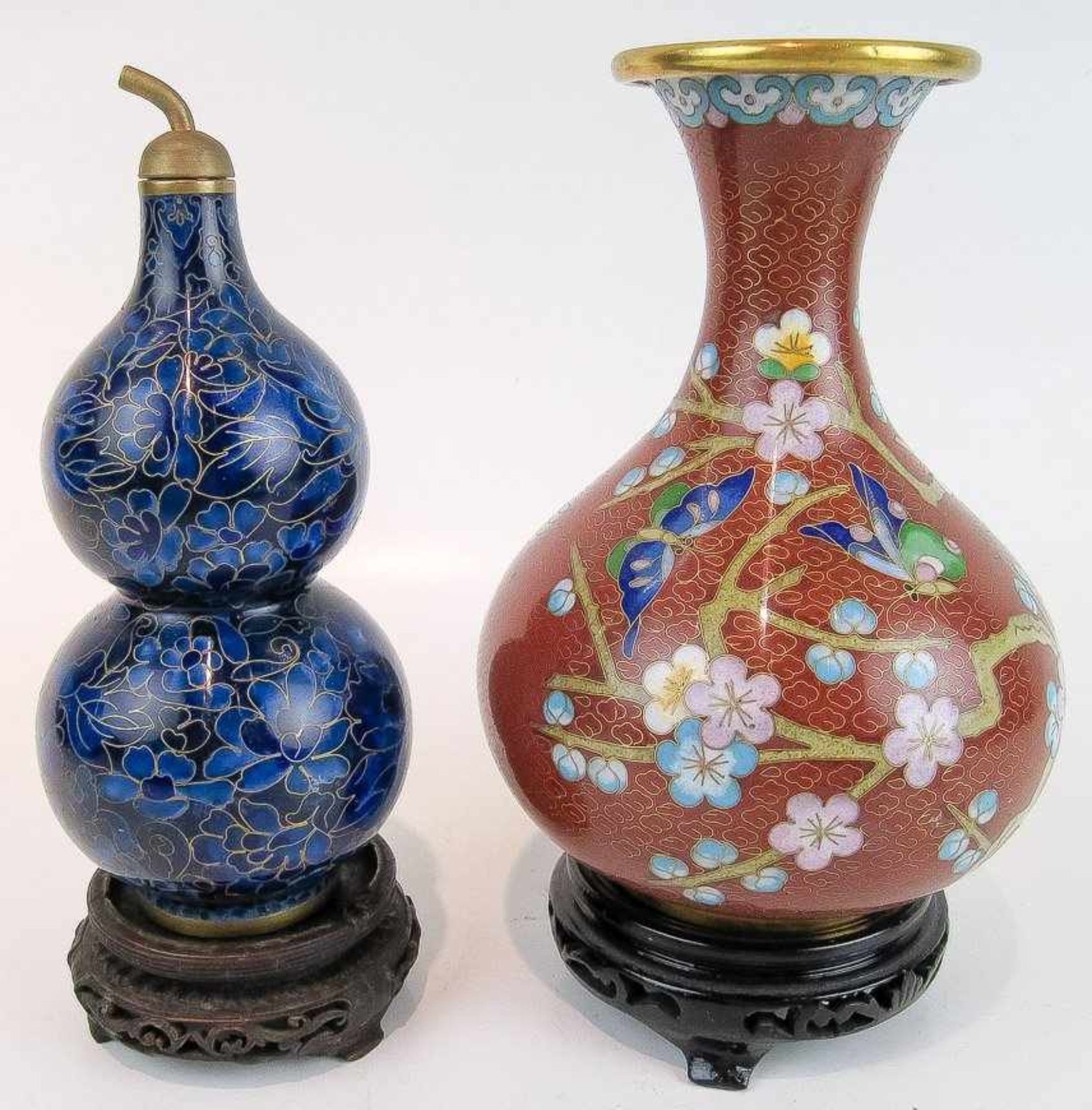 Bauchige Vase mit trompetenförmiger Mündung, Cloisonné. Blühende Zweige u. Schmetterlinge auf