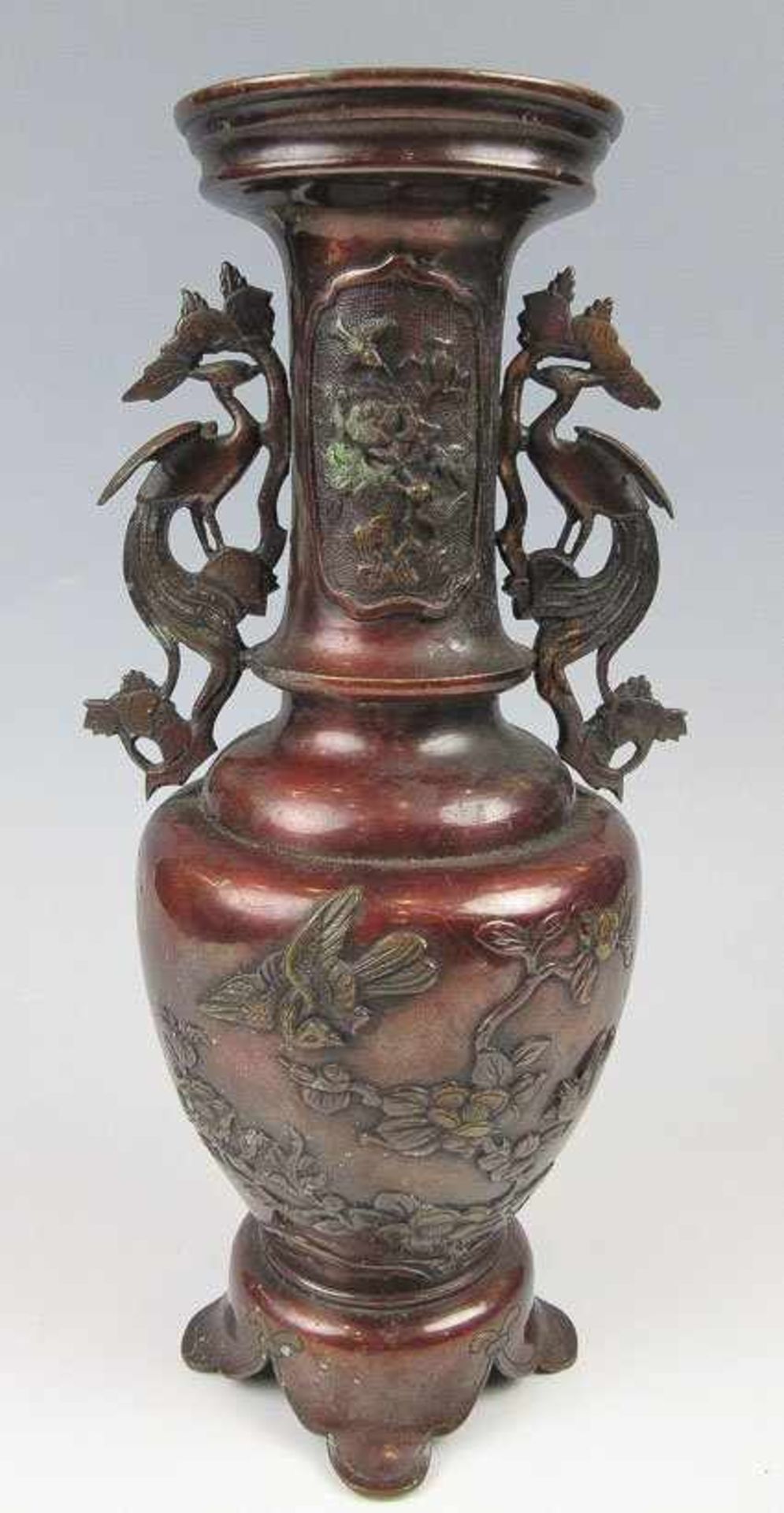 Vase mit Paradiesvogel-Henkeln. Bronze, braun patiniert. In Relief Singvögel u. blühende Zweige. Auf
