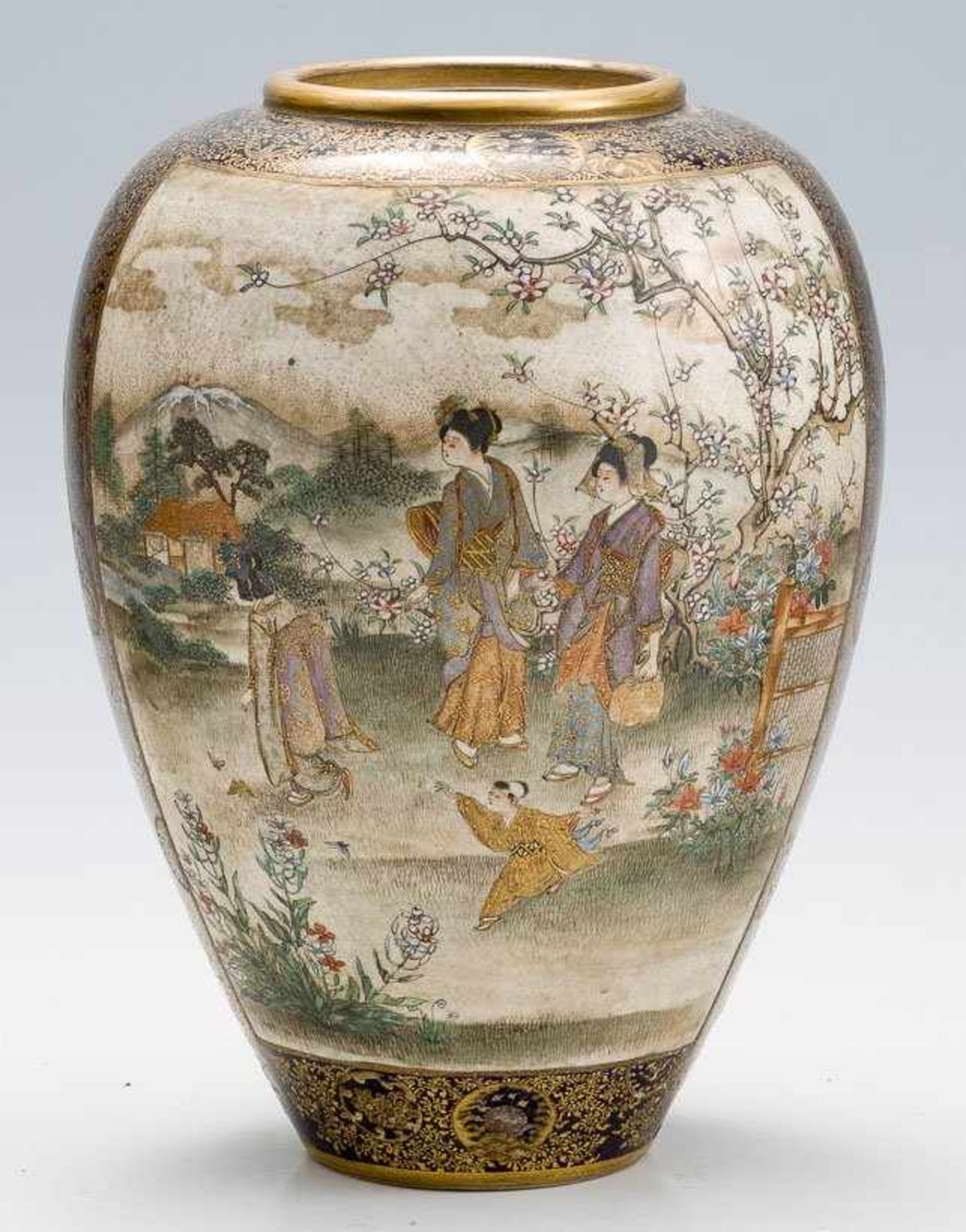 Bauchige Vase. Satsuma. Zwei große Bildfelder mit zahlreichen Figuren in Gartenlandschaft in