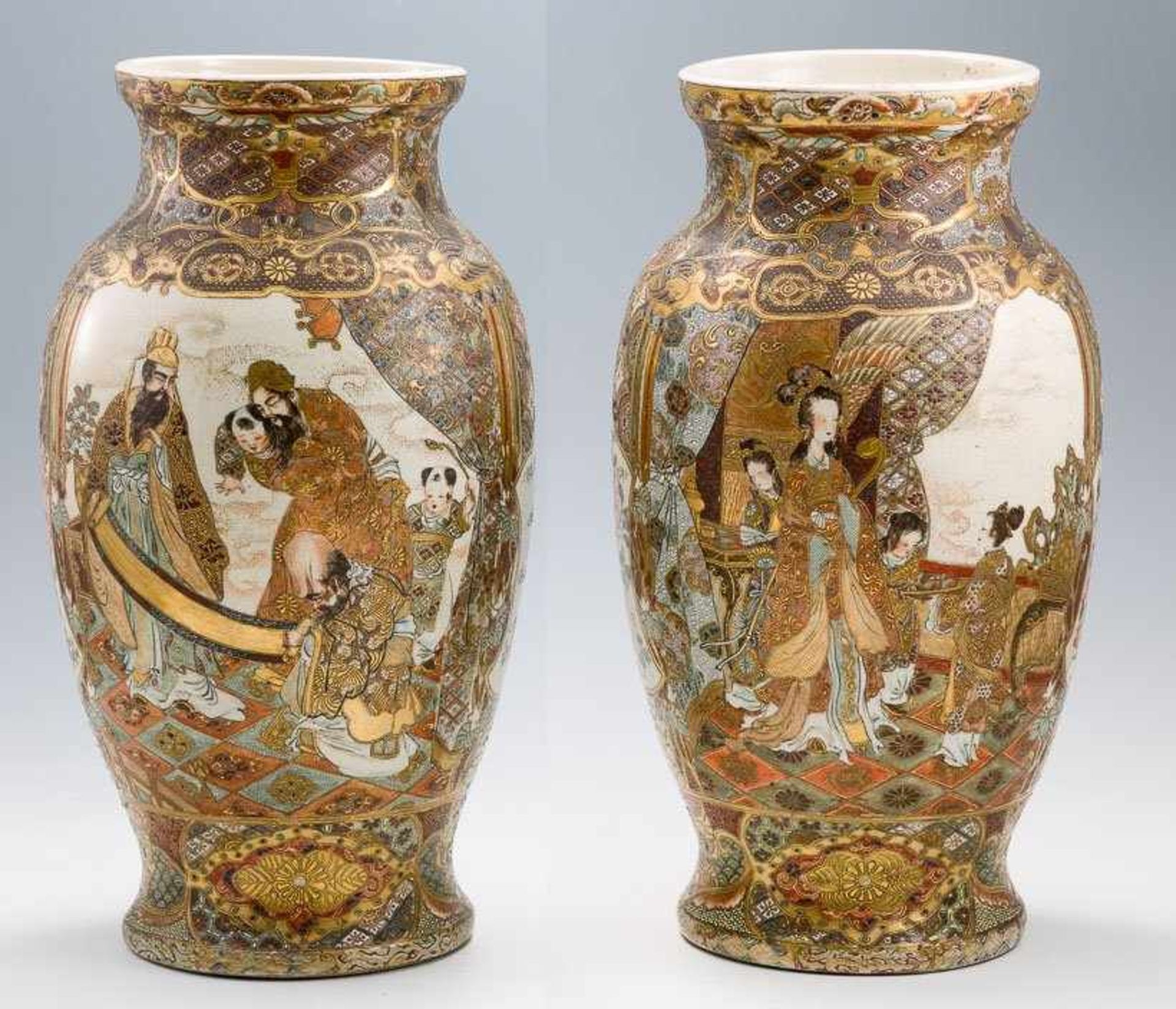 Ein Paar schlanke Vasen. Satsuma. Je zwei Bildfelder mit verschiedenen Darstellungen: Samurai,