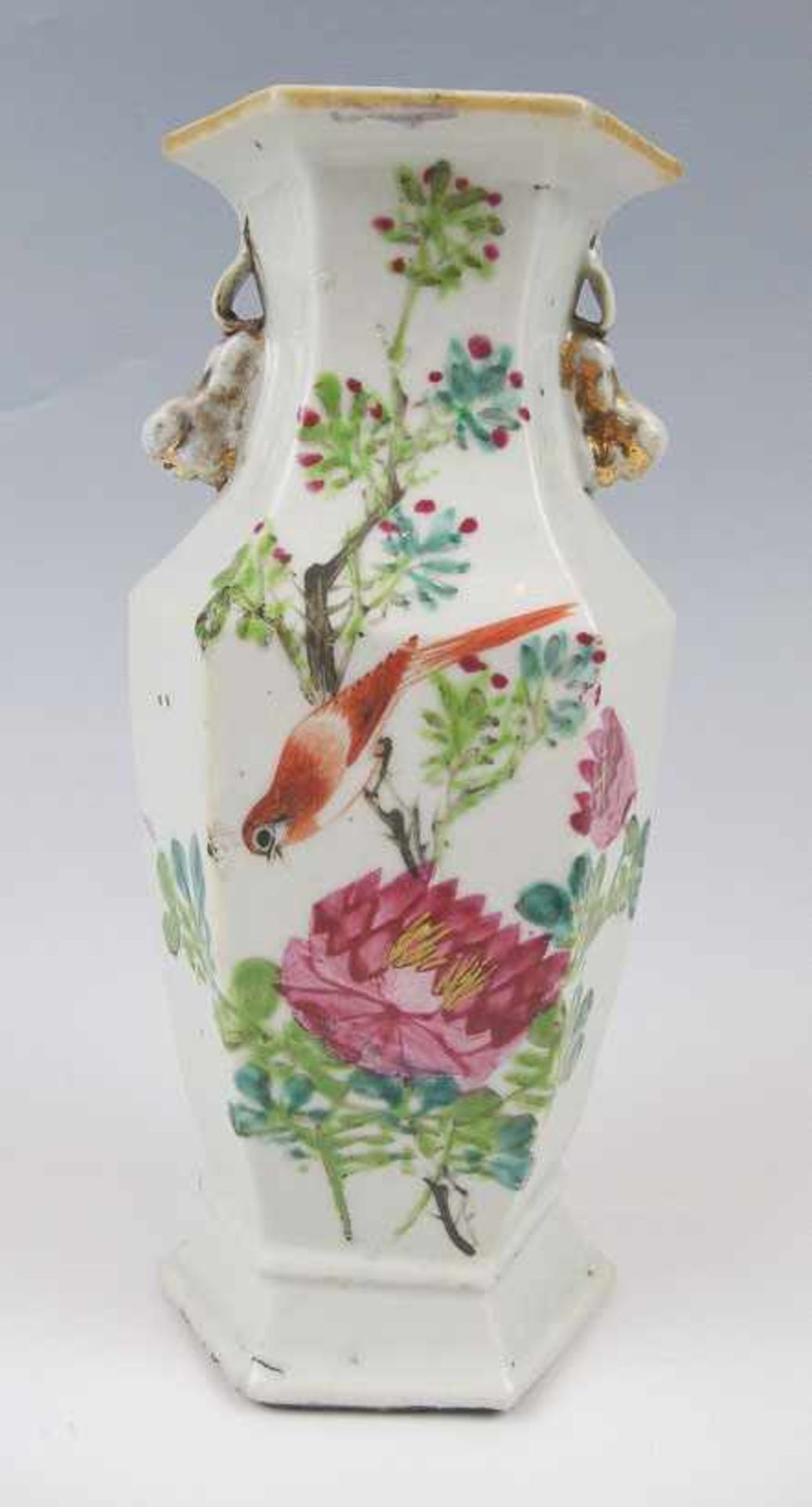 Kl. sechskantige Vase mit Fo-Hund-Henkeln. Porzellan. In Emailfarben Paradiesvogel auf blühendem