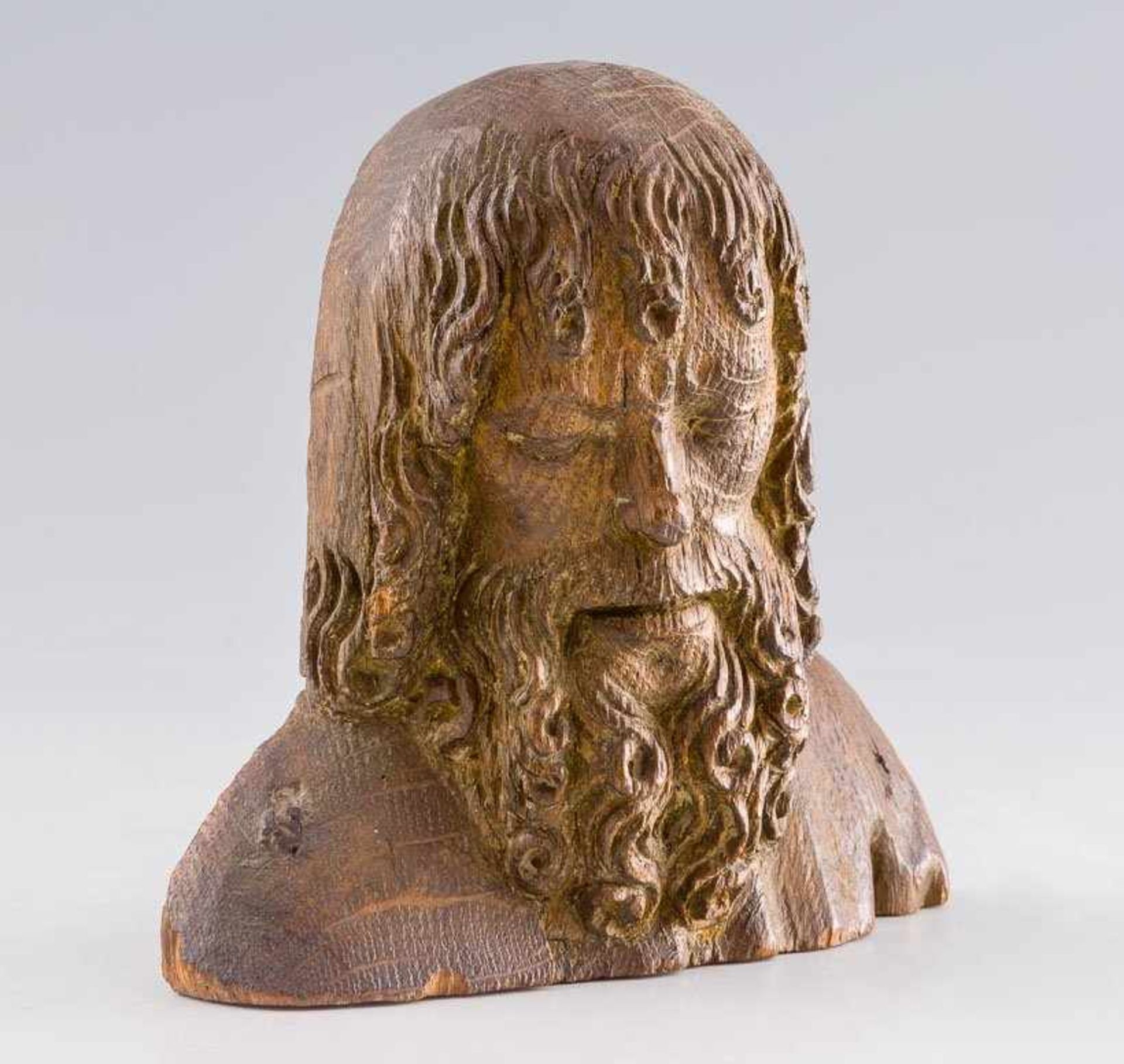 Gotischer Kopf mit Lockenhaar und -bart. Holz. H. 13 cm. Laut handschriftlicher Notiz von Leonie