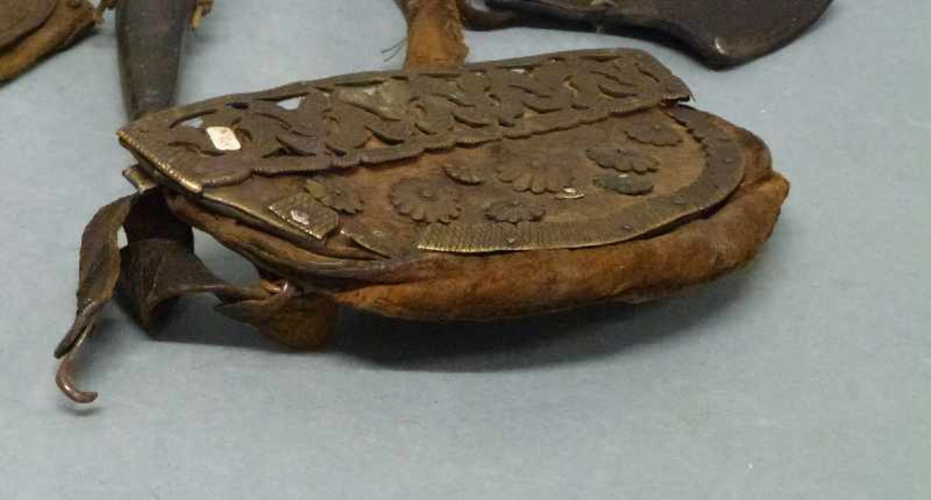 Jagdgürtel, Afghanistan, 19. Jh. Lederriemen m. Sichelförmiger Tasche, Pulverhorn, 2 Dosen u. 2 - Bild 2 aus 3