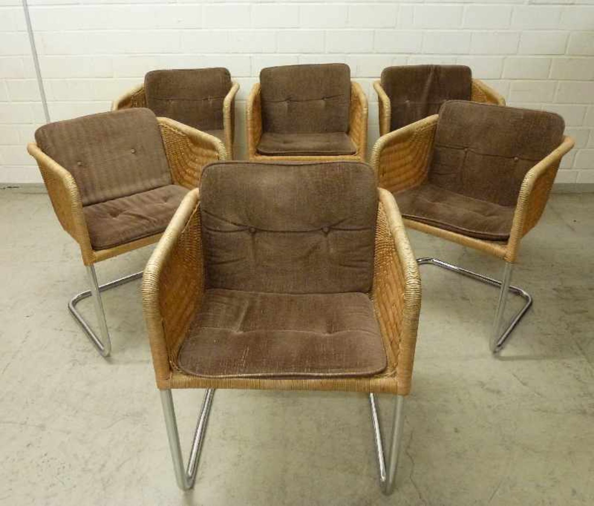 6 Freischwinger Stühle, 1960er Jahre verchromtes Stahlgestell, würfelförmiger Sitz,