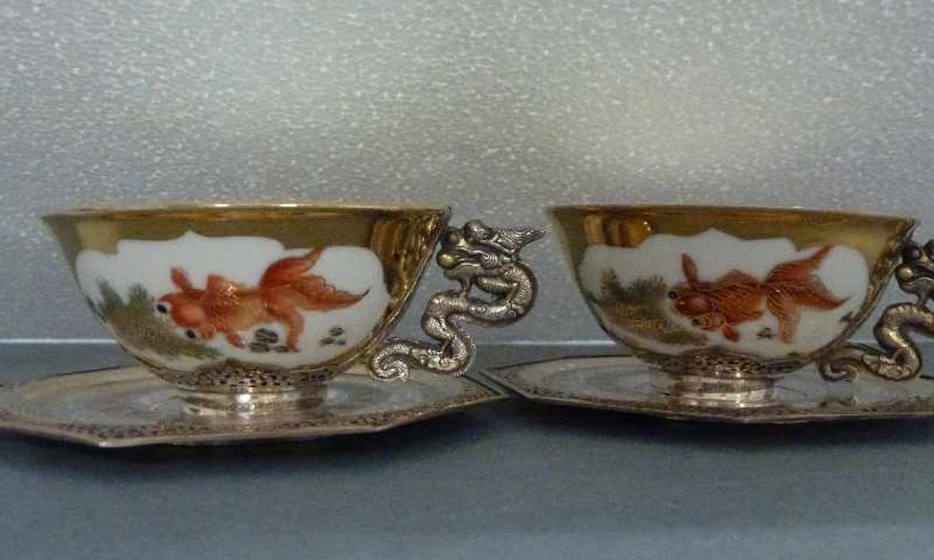 Paar Teetassen, Vietnam 900er Silbermontierung, - Untertassen u. - Löffel, Porzellankoppchen,