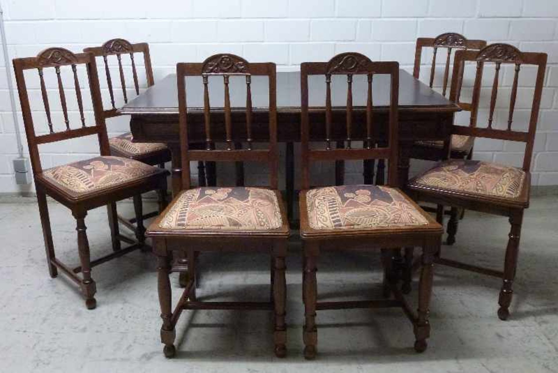 Tischgruppe, um 1900 Tisch u. 6 Stühle, Eiche, Tisch: rechteckig, verstrebte Säulenbeine,