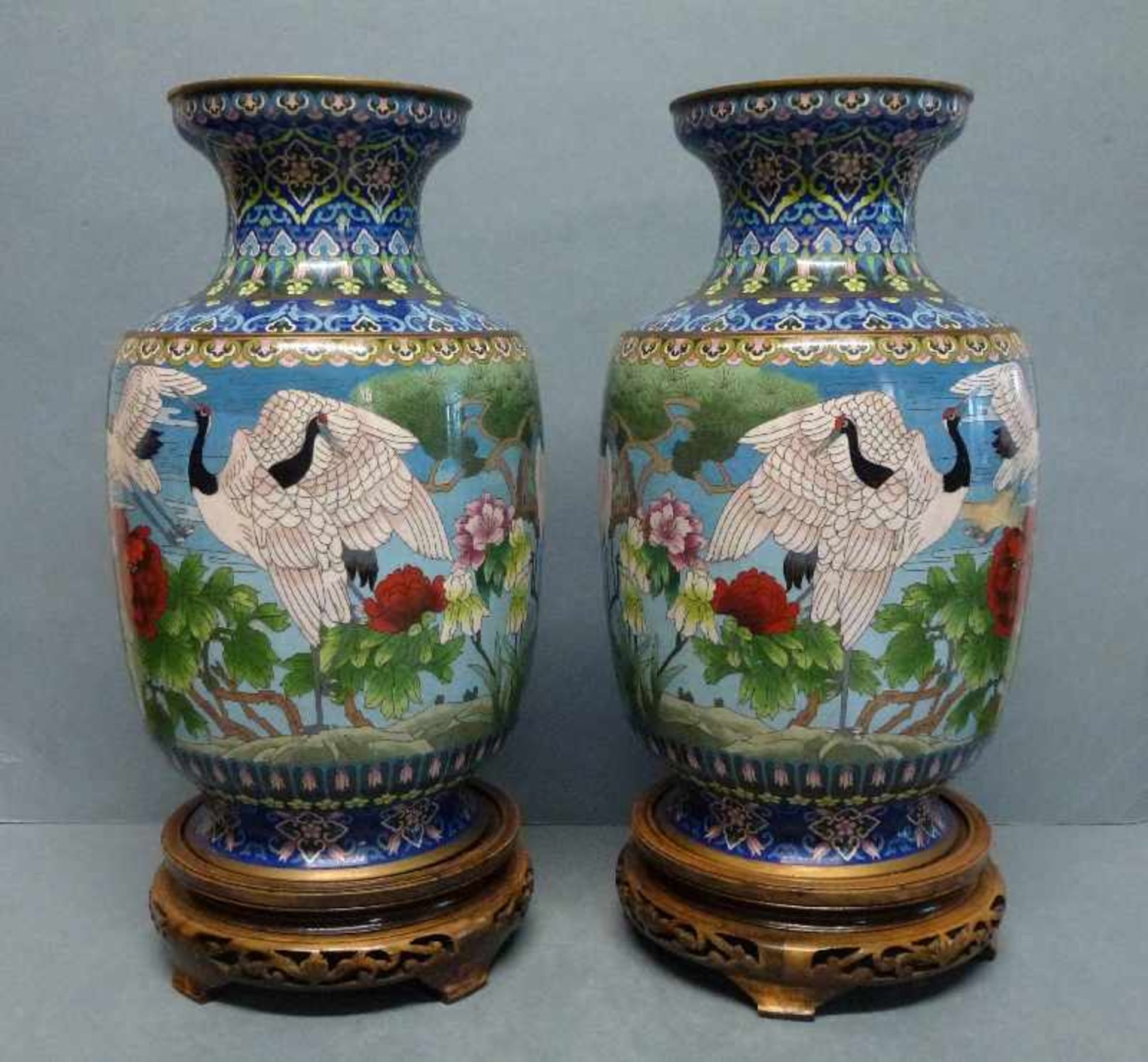 Paar Cloisonne-Vasen, Japan 20.Jh. ovoid, eingeschnürter Fuß und Kragen fein ornamental verziert, - Bild 3 aus 5