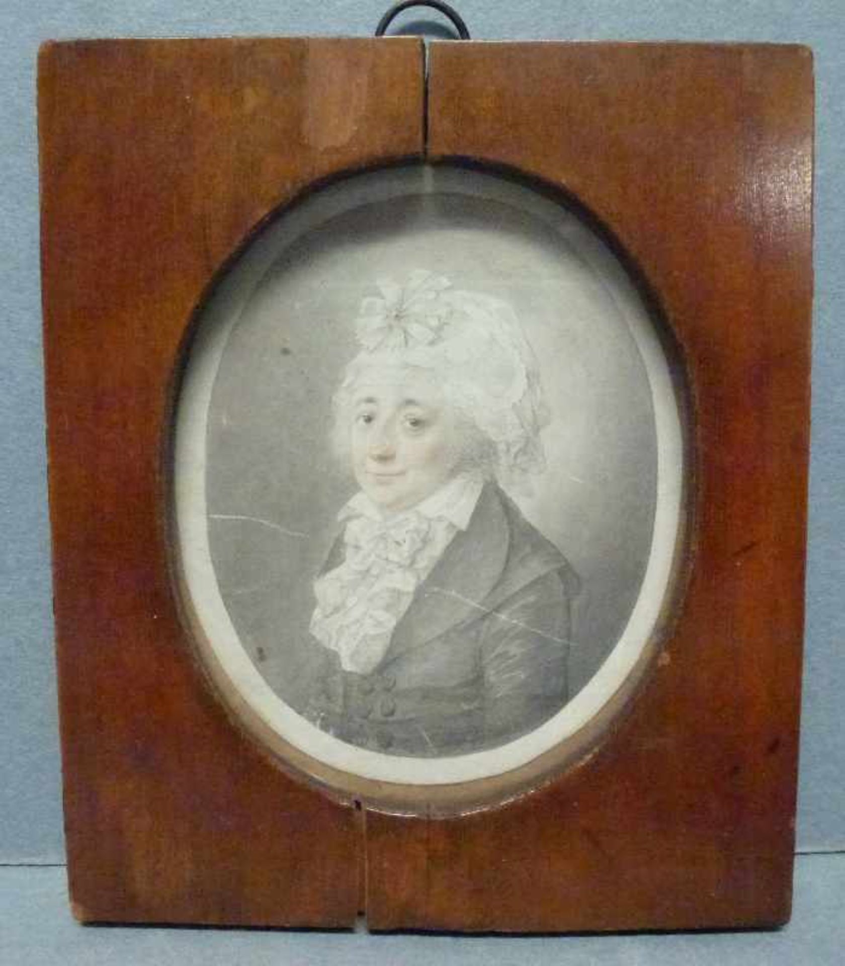 Dame, um 1830 Gouache, ovales Brustbild einer Dame mittleren Alters in schw. Jacke und Haube,