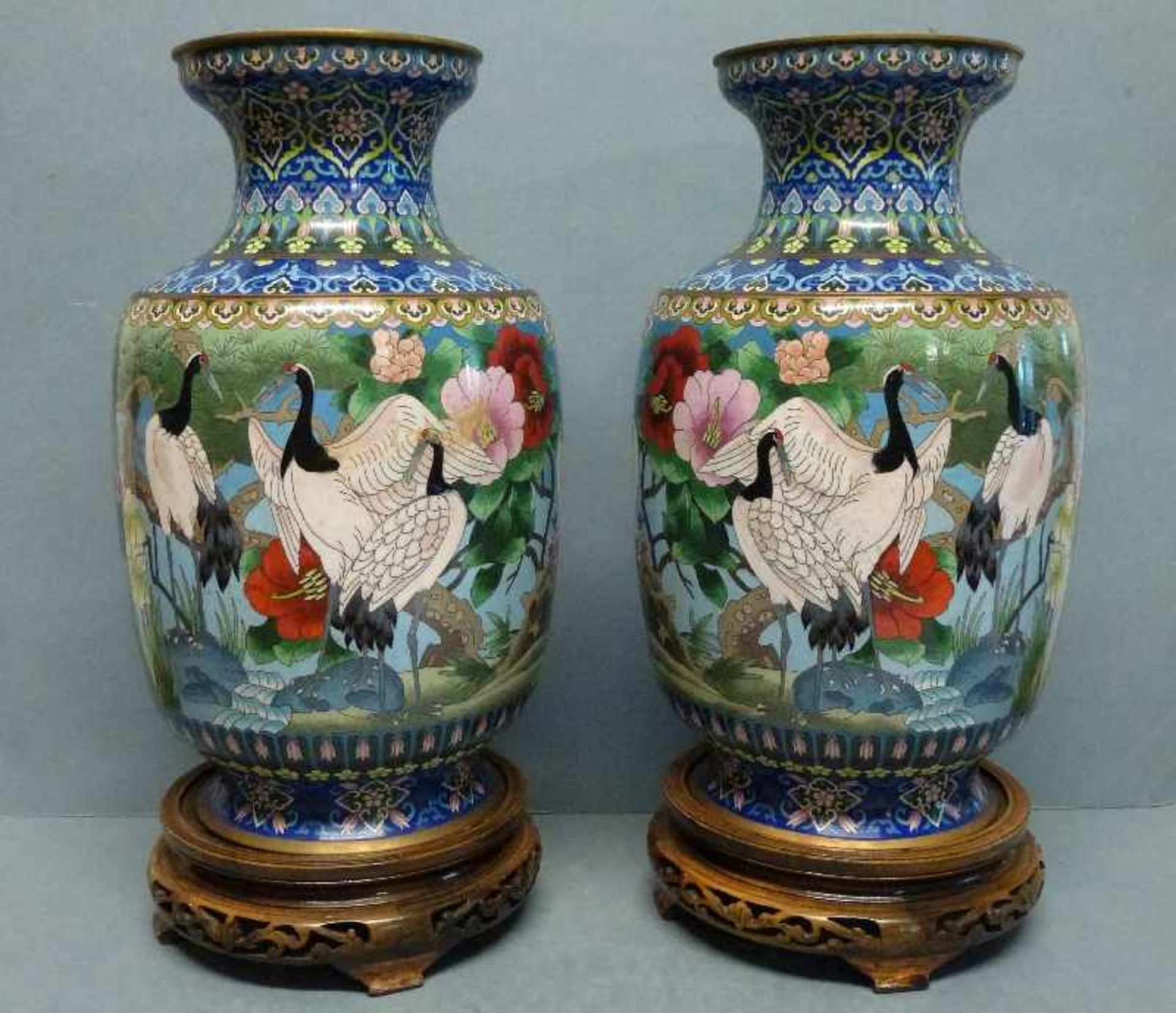 Paar Cloisonne-Vasen, Japan 20.Jh. ovoid, eingeschnürter Fuß und Kragen fein ornamental verziert,