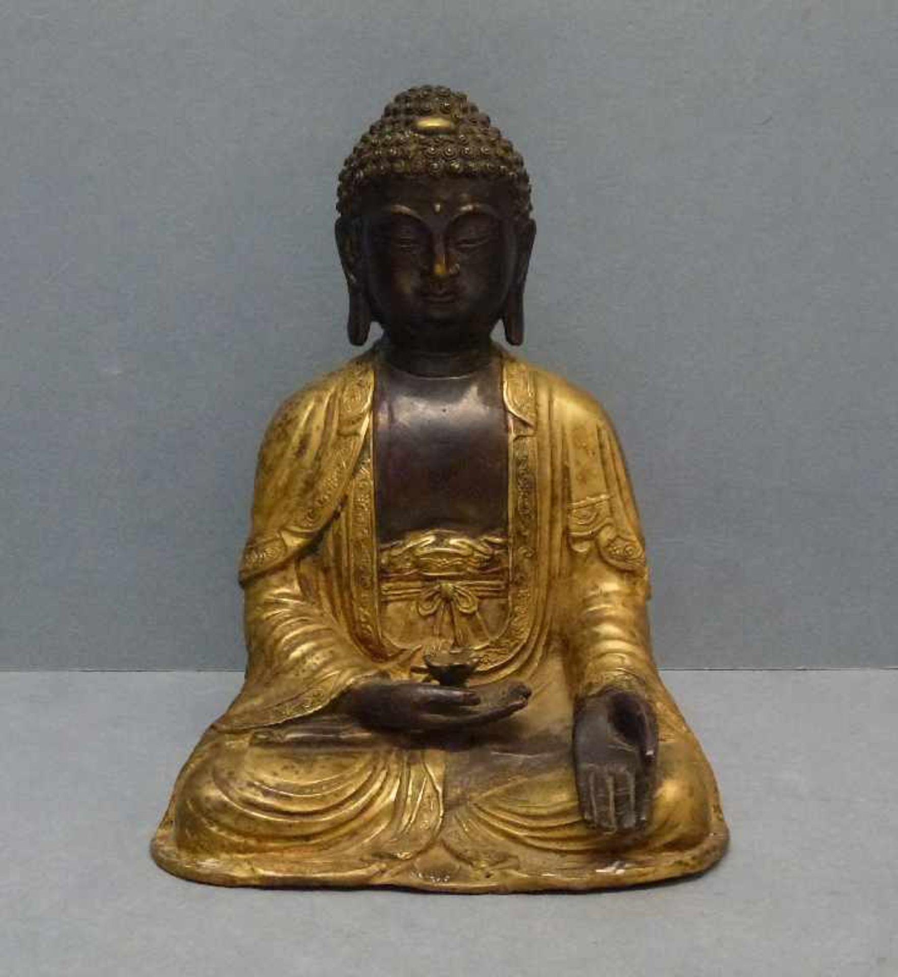 Buddha, Asien Bronze, teilw. patiniert, sitzender Buddha m. gütiger Geste, H 24 cm
