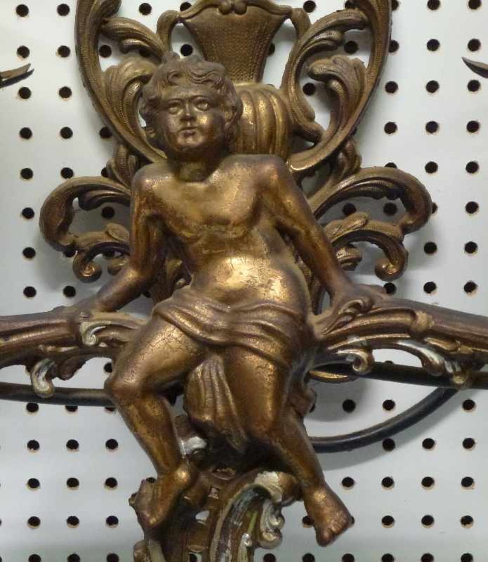 Paar Wandappliken, um 1910 Regule bronziert, Putto auf Rocaille sitzend, 2 geschweifte - Bild 3 aus 3