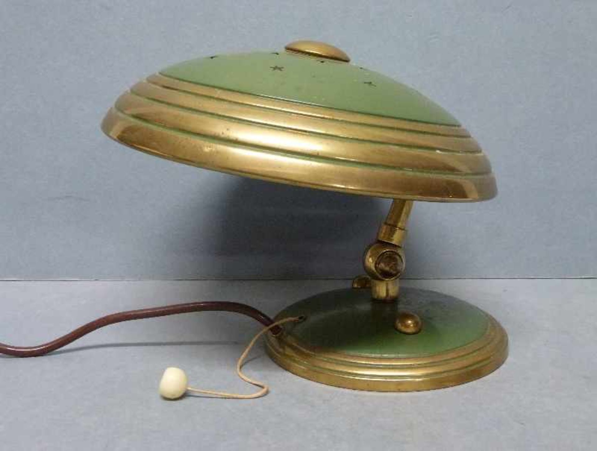 Wandlampe, Helo, 1950er Jahre Messing, pilzförmig tlw. grün lackiert, 2 Gelenke, Zugschalter, Dm