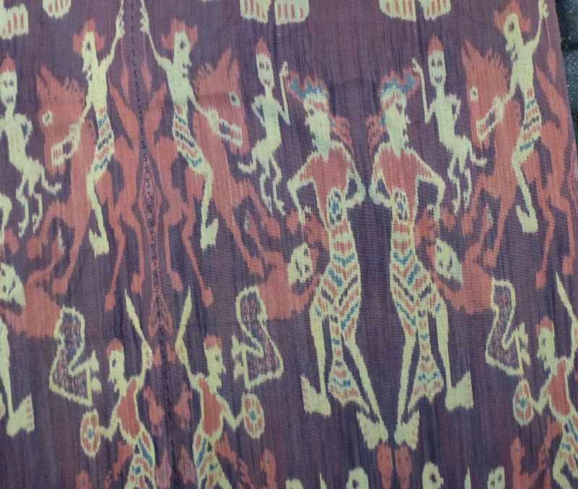 indonesisches Ikat gewebtes Tuch in Erdtönen, 2 Bahnen, Tiere, Menschen u. Ornamente, 264x125 cm - Bild 4 aus 5