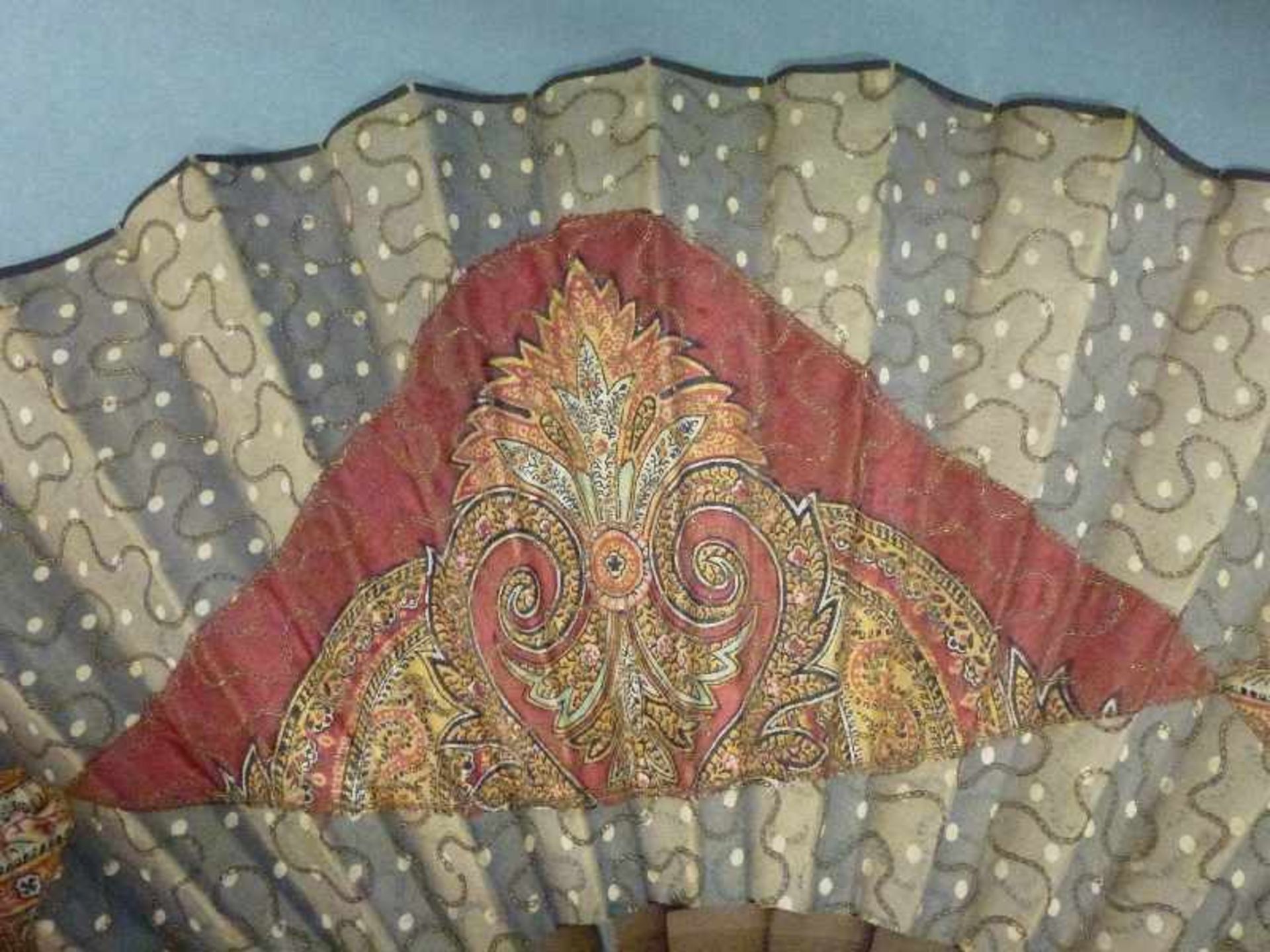 Fächer, Indien, 20.Jh. geschnitzte Holzkiele (besch.), feine Stoffbespannung, ornamental bemalt, - Bild 2 aus 3