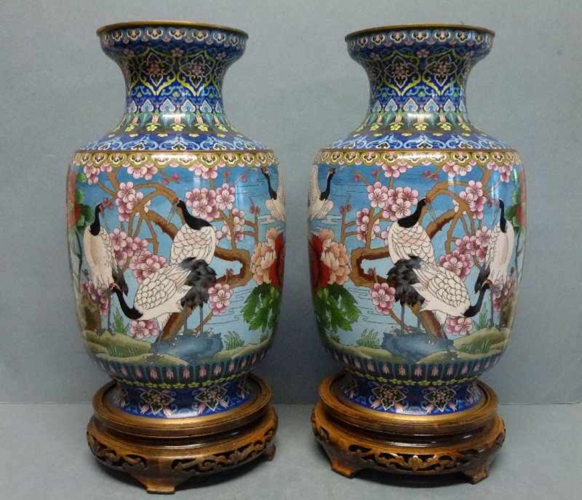 Paar Cloisonne-Vasen, Japan 20.Jh. ovoid, eingeschnürter Fuß und Kragen fein ornamental verziert, - Bild 2 aus 5