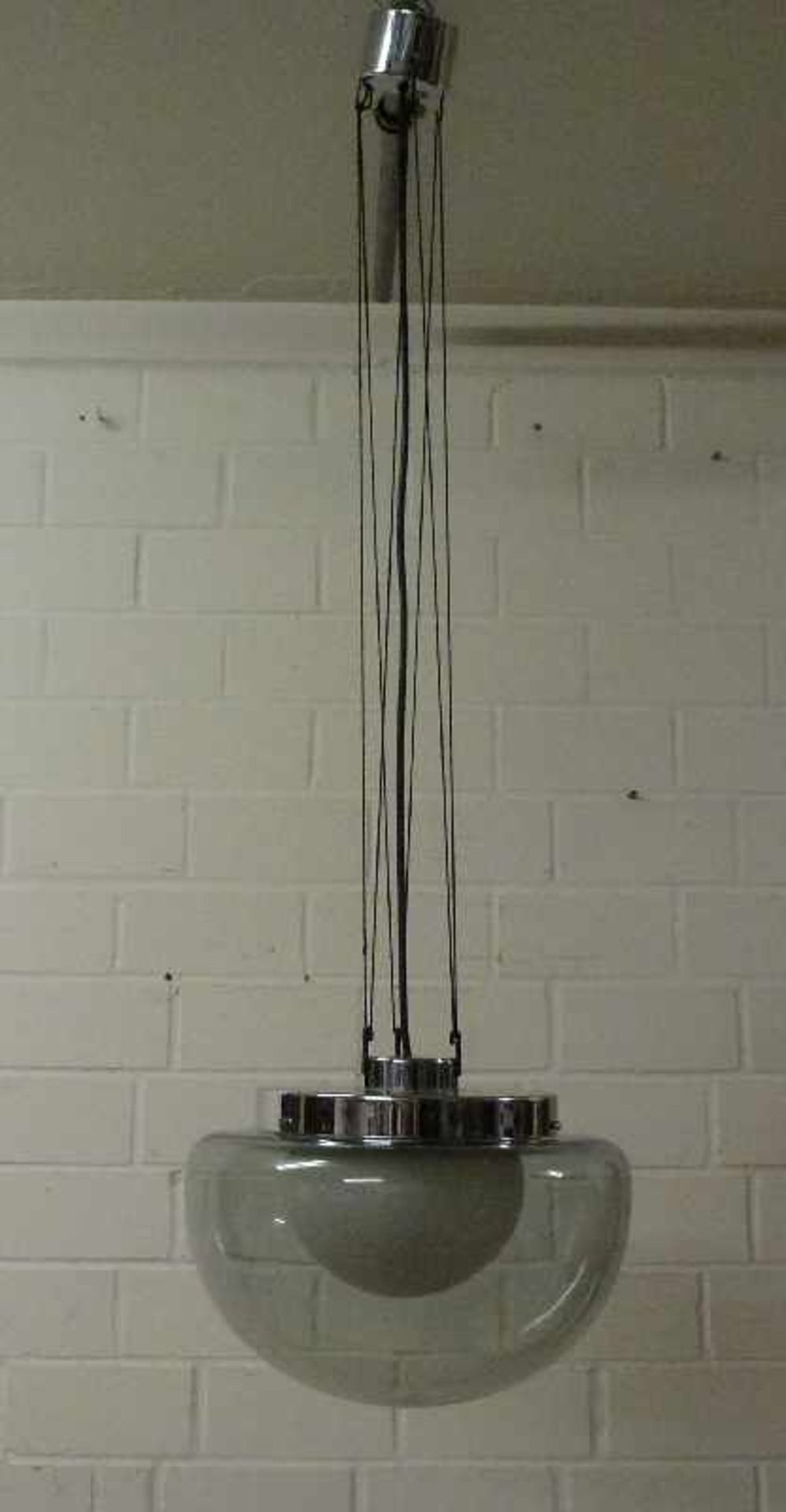 Design-Lampe, 1960/70er Jahre Glas/Chrom, kleinere Milchglas-Halbkugel darüber graue Halbkugel, - Bild 2 aus 2