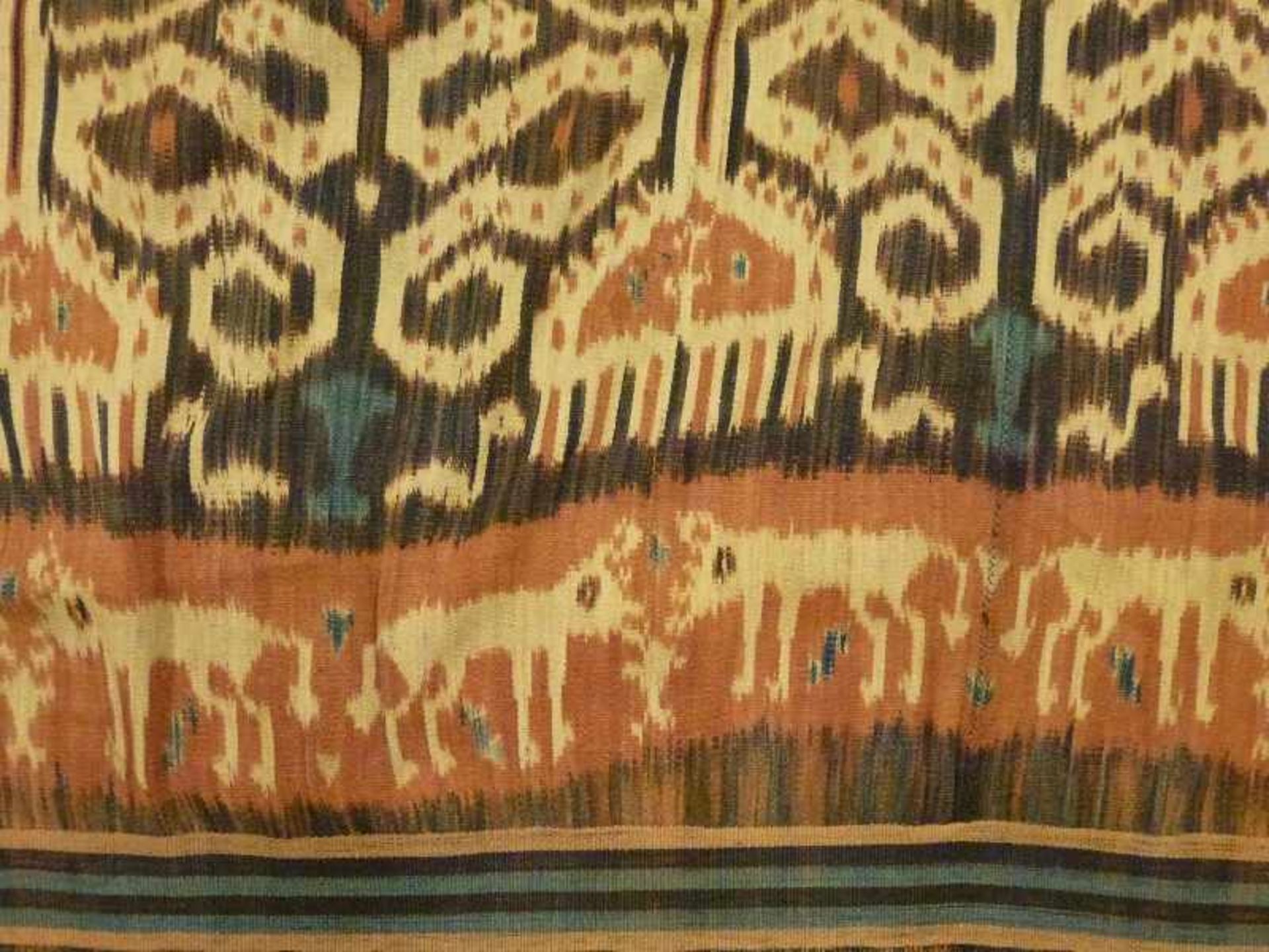 indonesisches Ikat gewebtes Tuch in Erdtönen, Tiere, Bäume u. Ornamente, gekürzt, 108x117 cm - Bild 2 aus 2