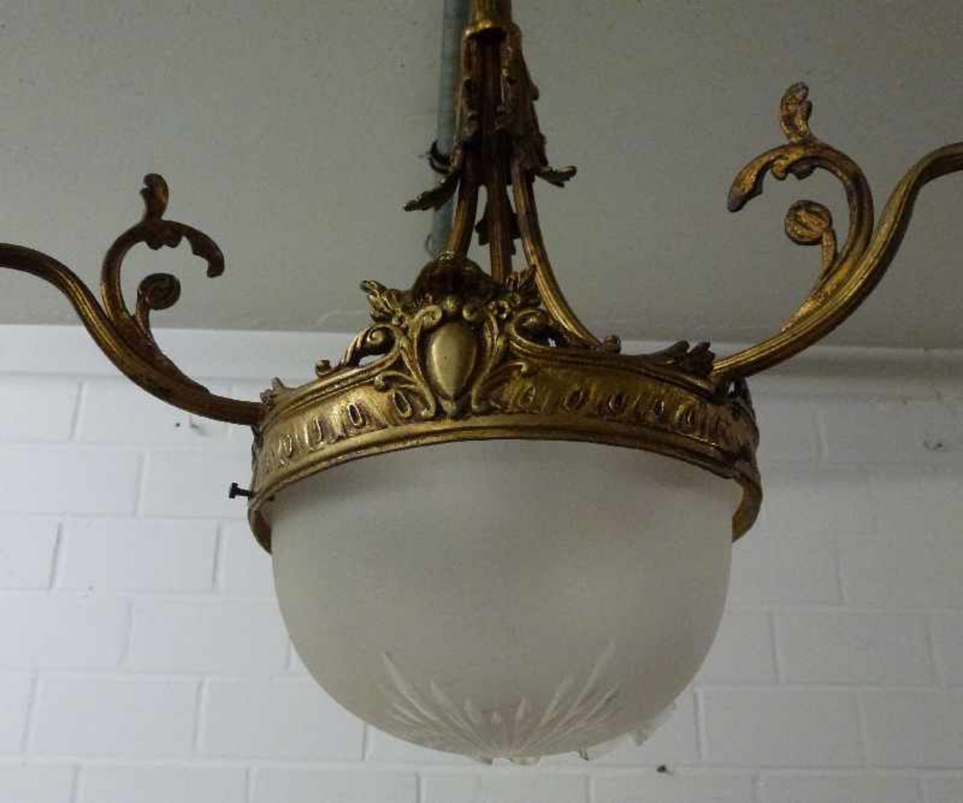 Jugendstil Deckenlampe, um 1900 Messing, halbkugelige Schale mattiert, sternschliff, 3-geschweifte - Bild 2 aus 3