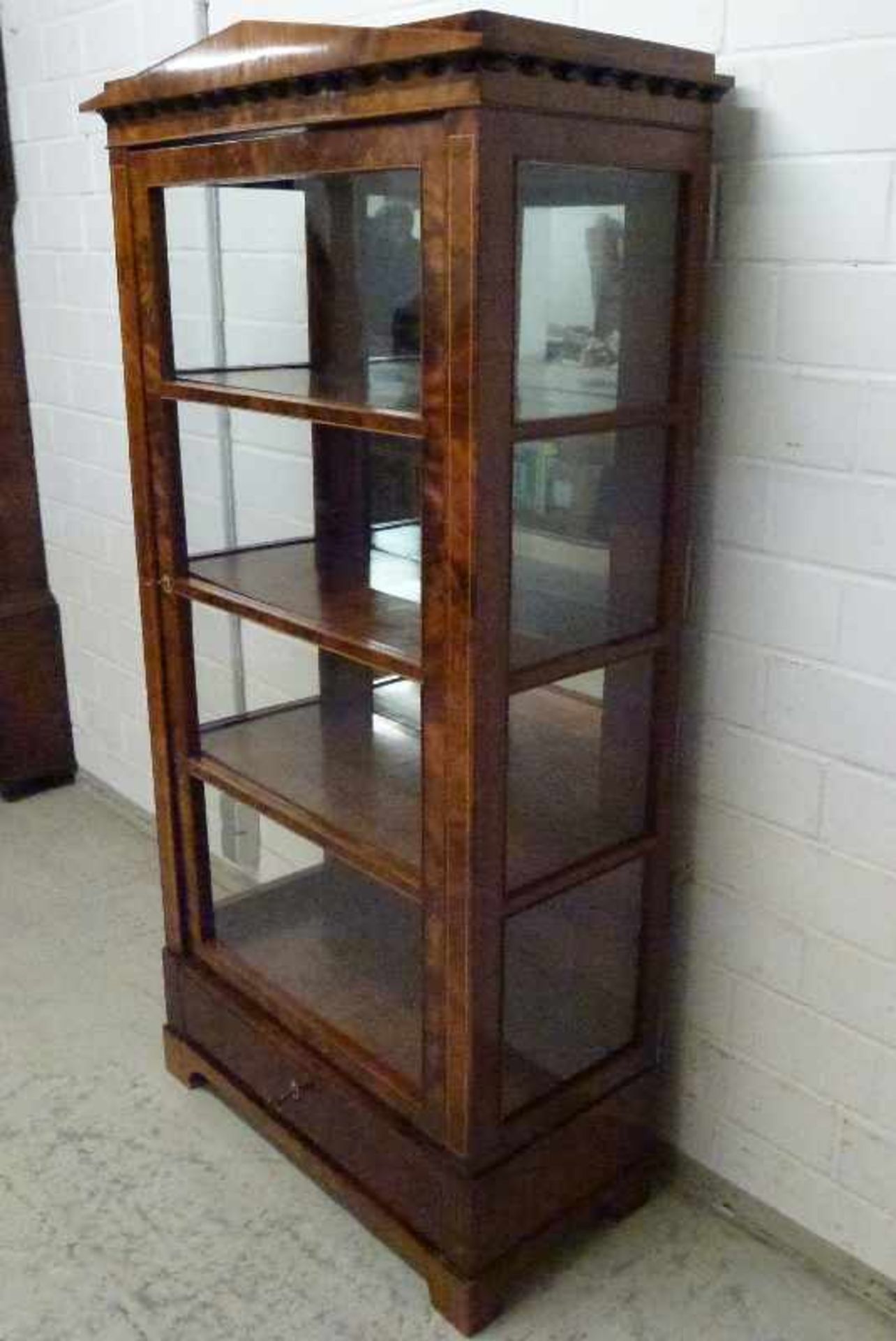 Biedermeier Vitrine, um 1810/20 Mahagoni, 3-Seitig verglast, 1 Tür, Sprossen, Sockelschublade, - Bild 2 aus 3