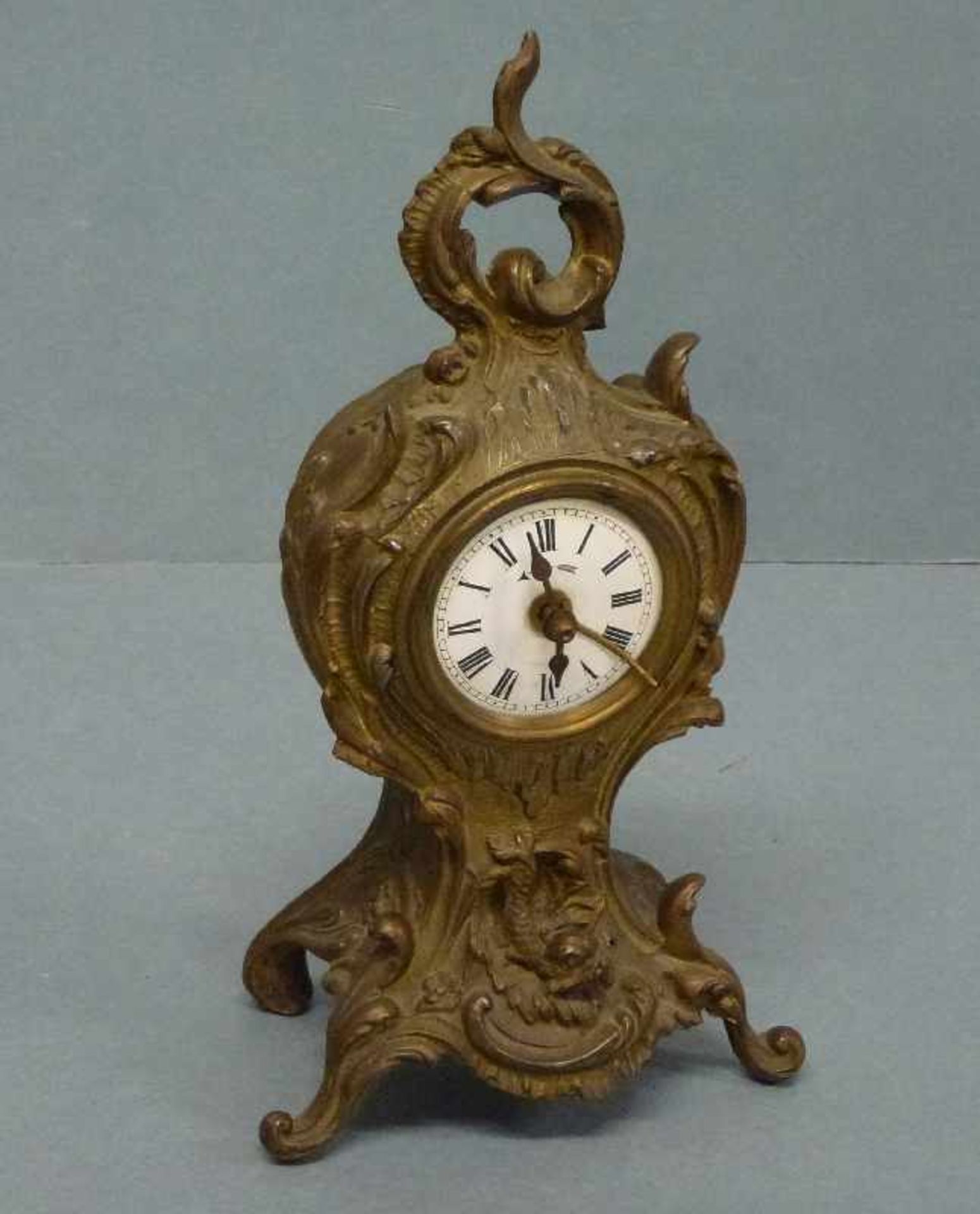 Kommodenuhr im Barockstil, um 1900 Zinkguss bronziert, geschweiftes Gehäuse auf 4 Füßen, reicher - Bild 3 aus 3